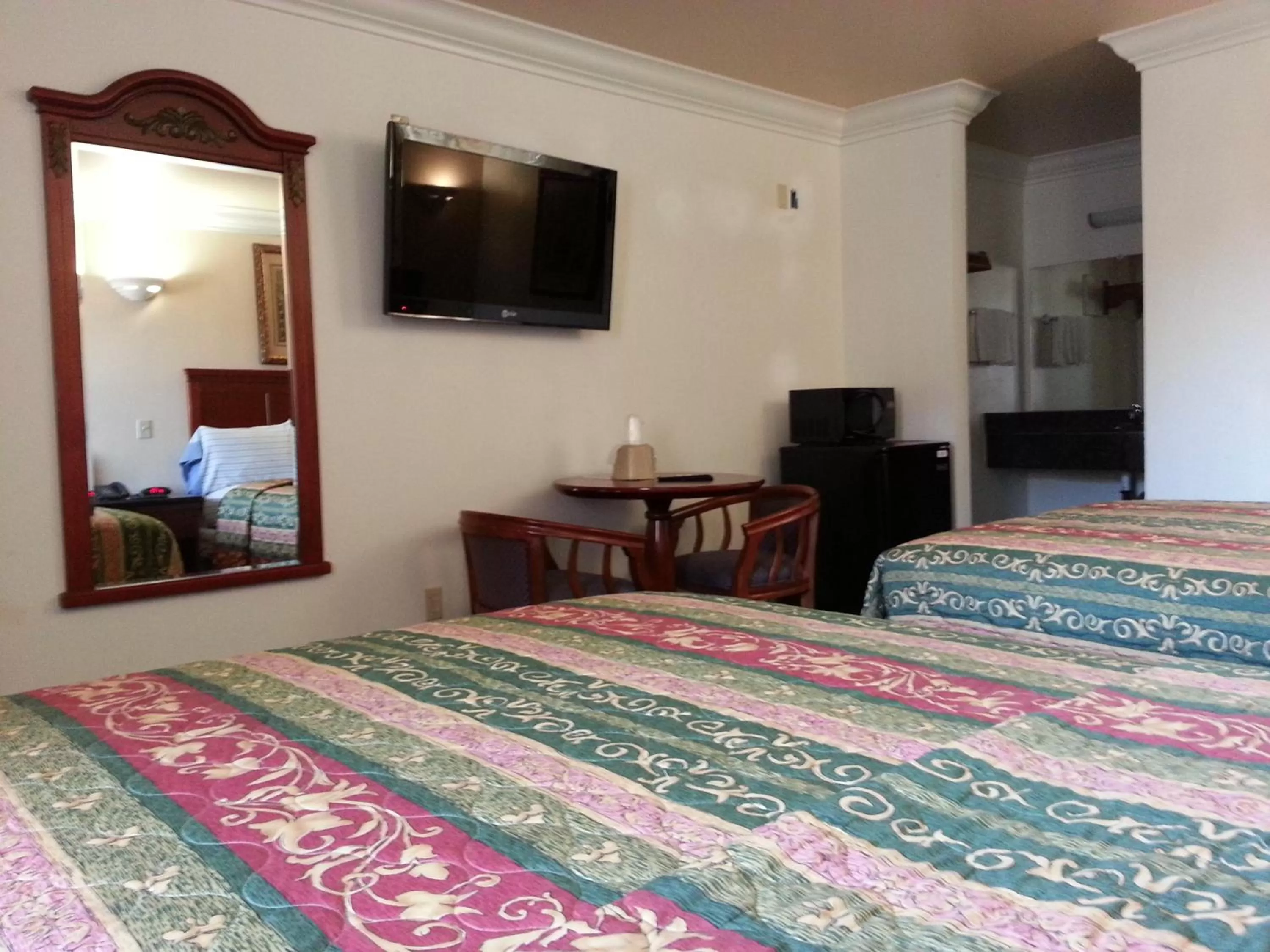 Bed in Royal Inn Motel Long Beach