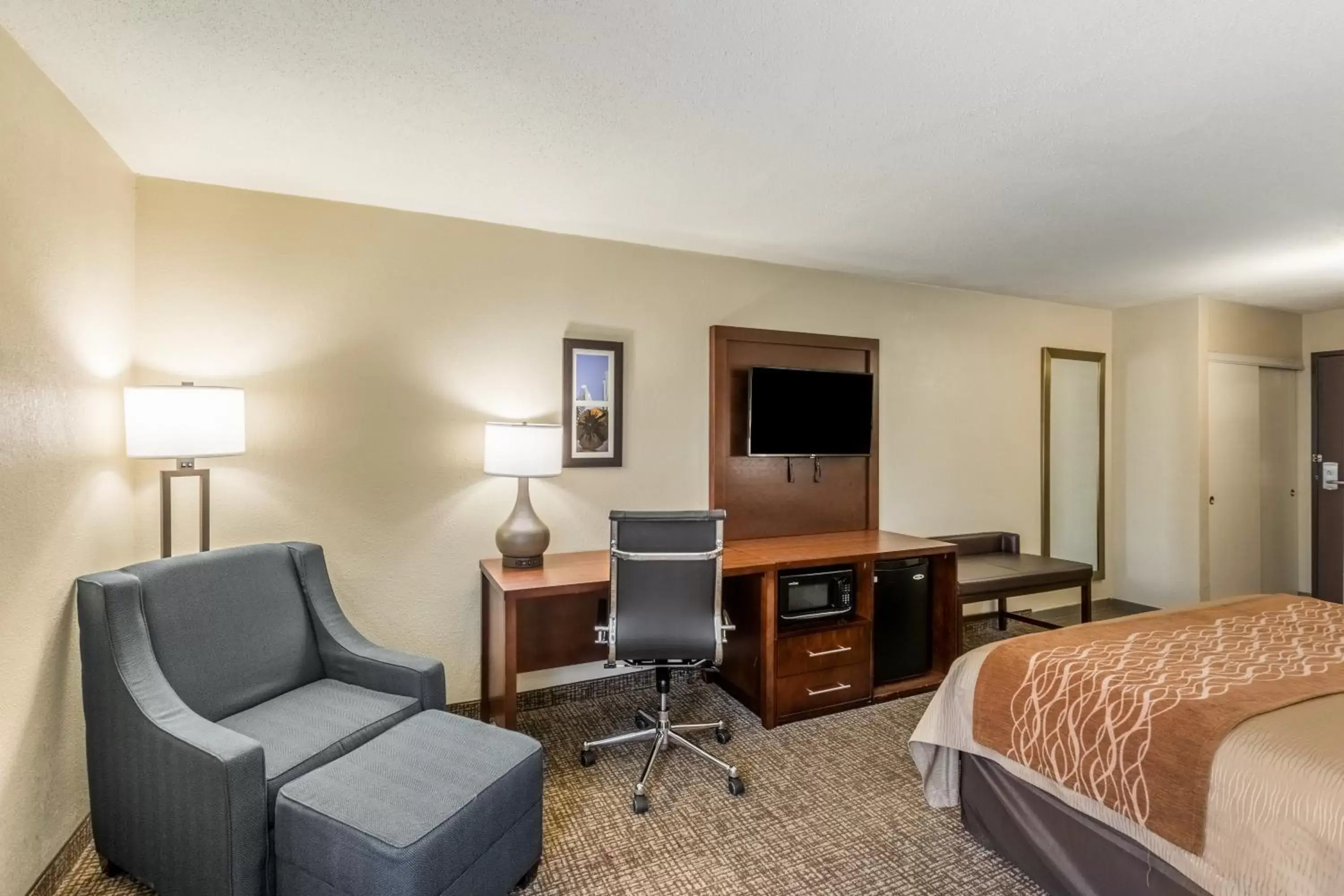 Photo of the whole room, Seating Area in Comfort Inn Charlotte Airport Uptown