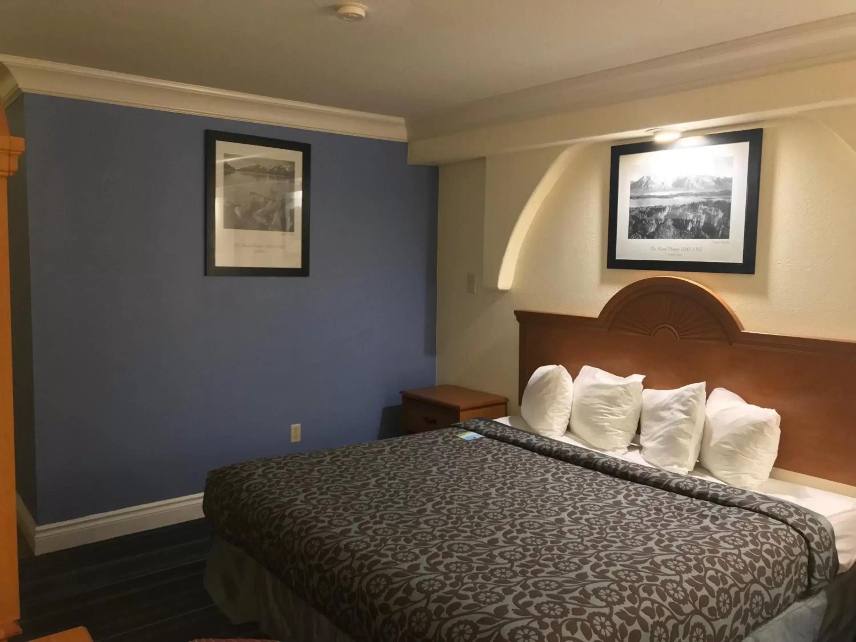Bed in Days Inn by Wyndham San Antonio Airport