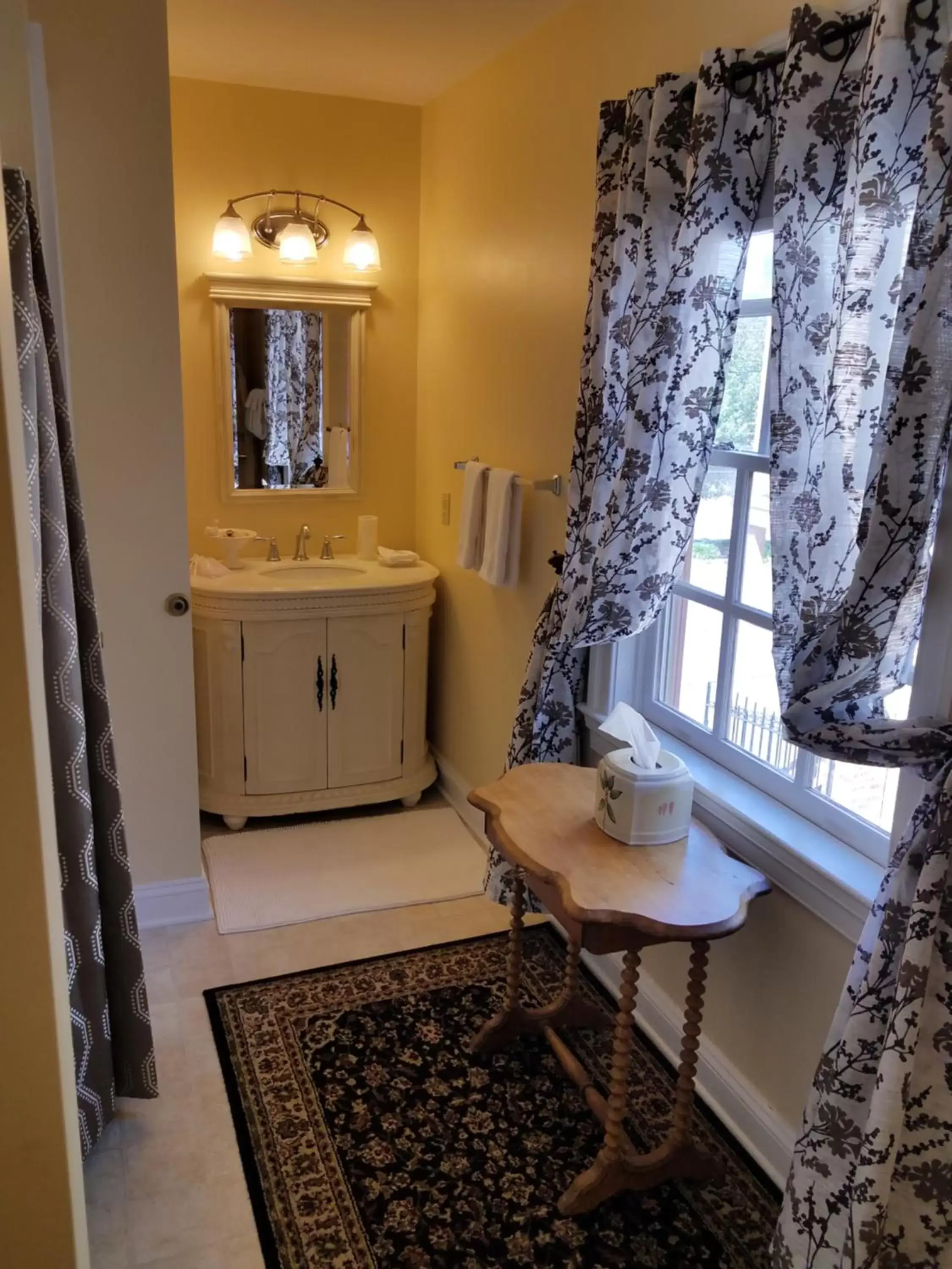 Bathroom, Seating Area in Old Brick Inn