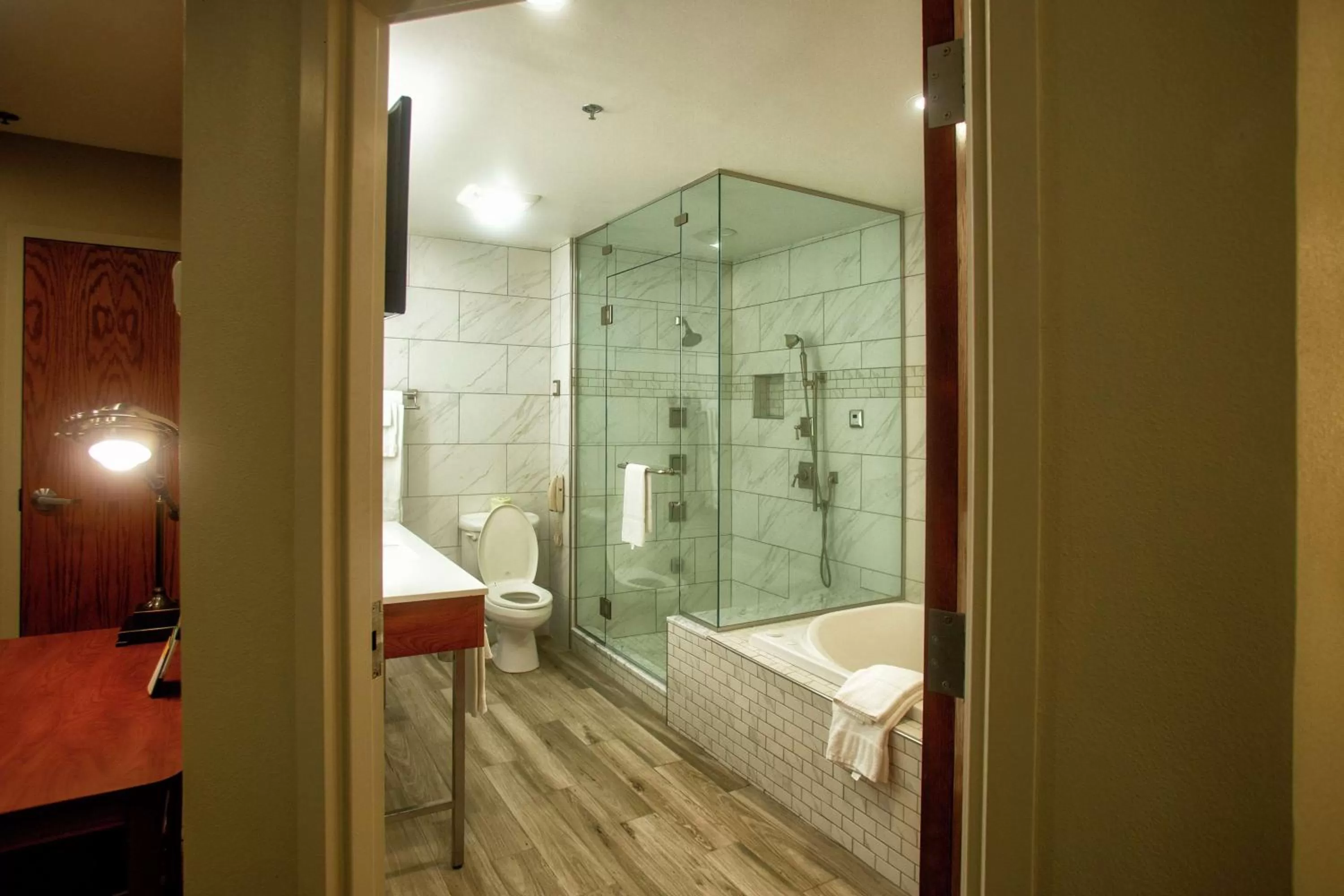 Bathroom, Bed in Hampton Inn Wheeling