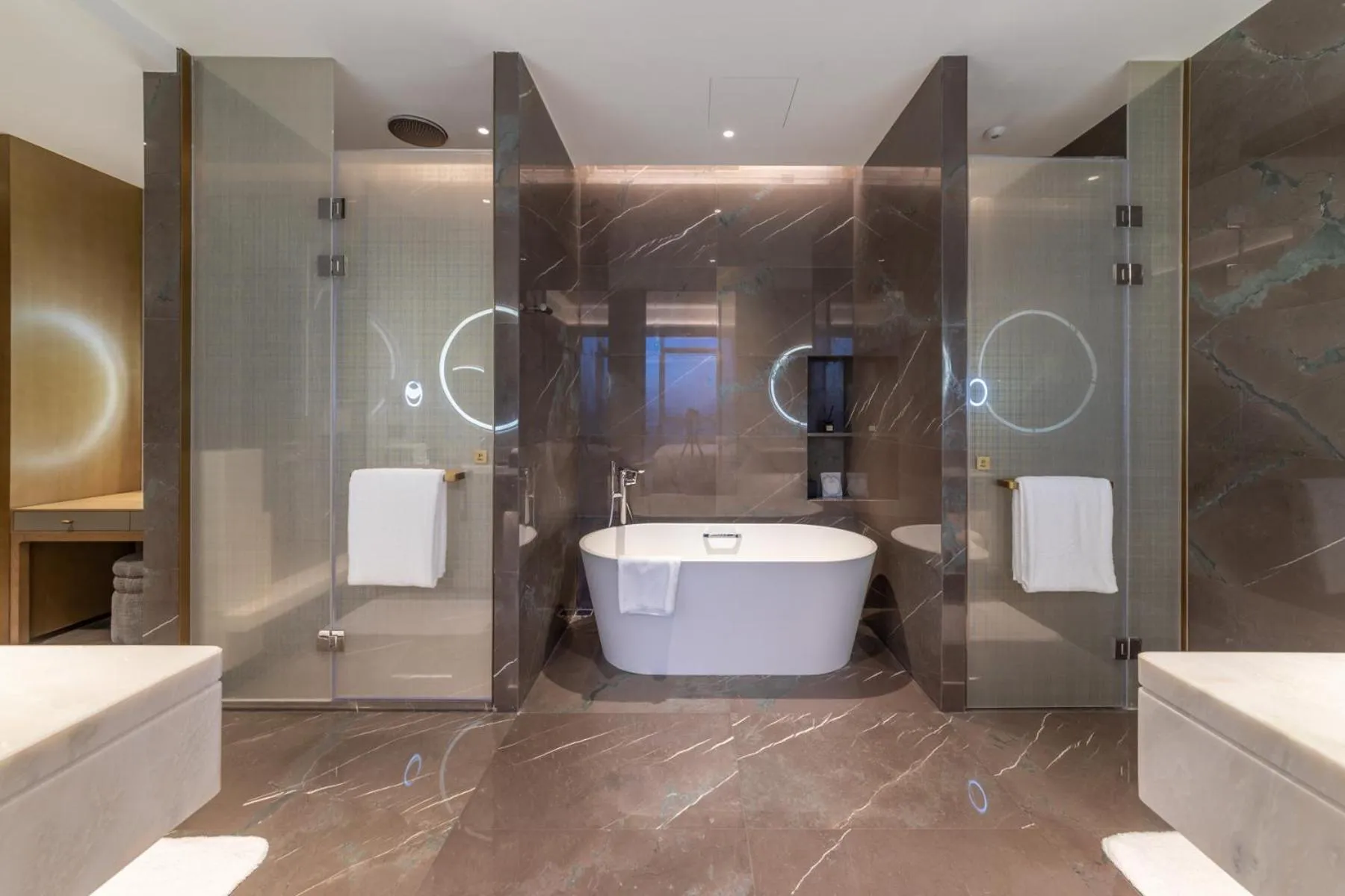 Bathroom in HUALUXE Xi'an Chanba by IHG-西安浐灞华邑酒店-Near Xi'an International Convention Exhibition Center and Shopping mall and The Romantic show of Xi'an-Free Luggage Storage-English Service