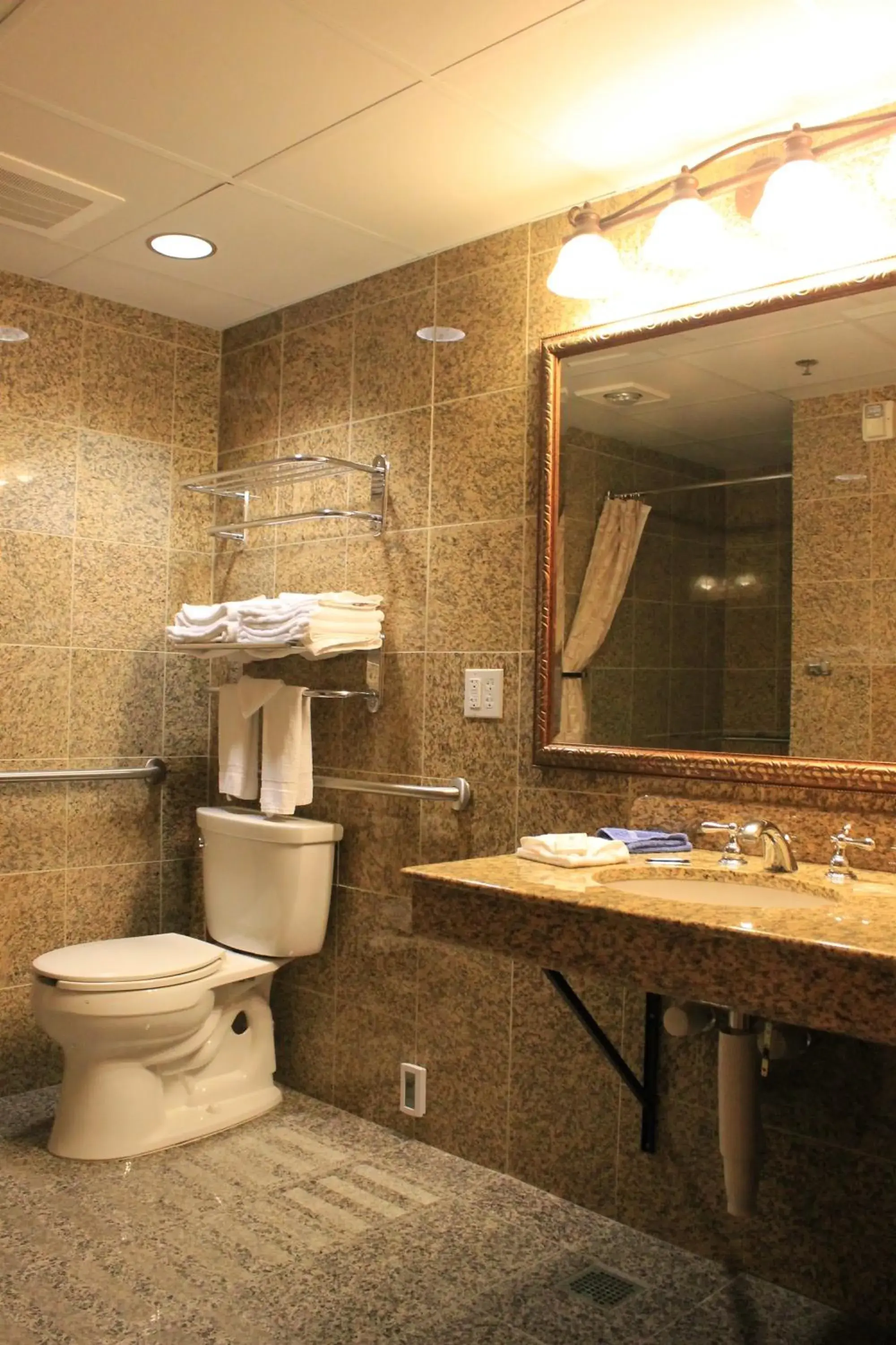 Bathroom in Rushmore Express & Suites