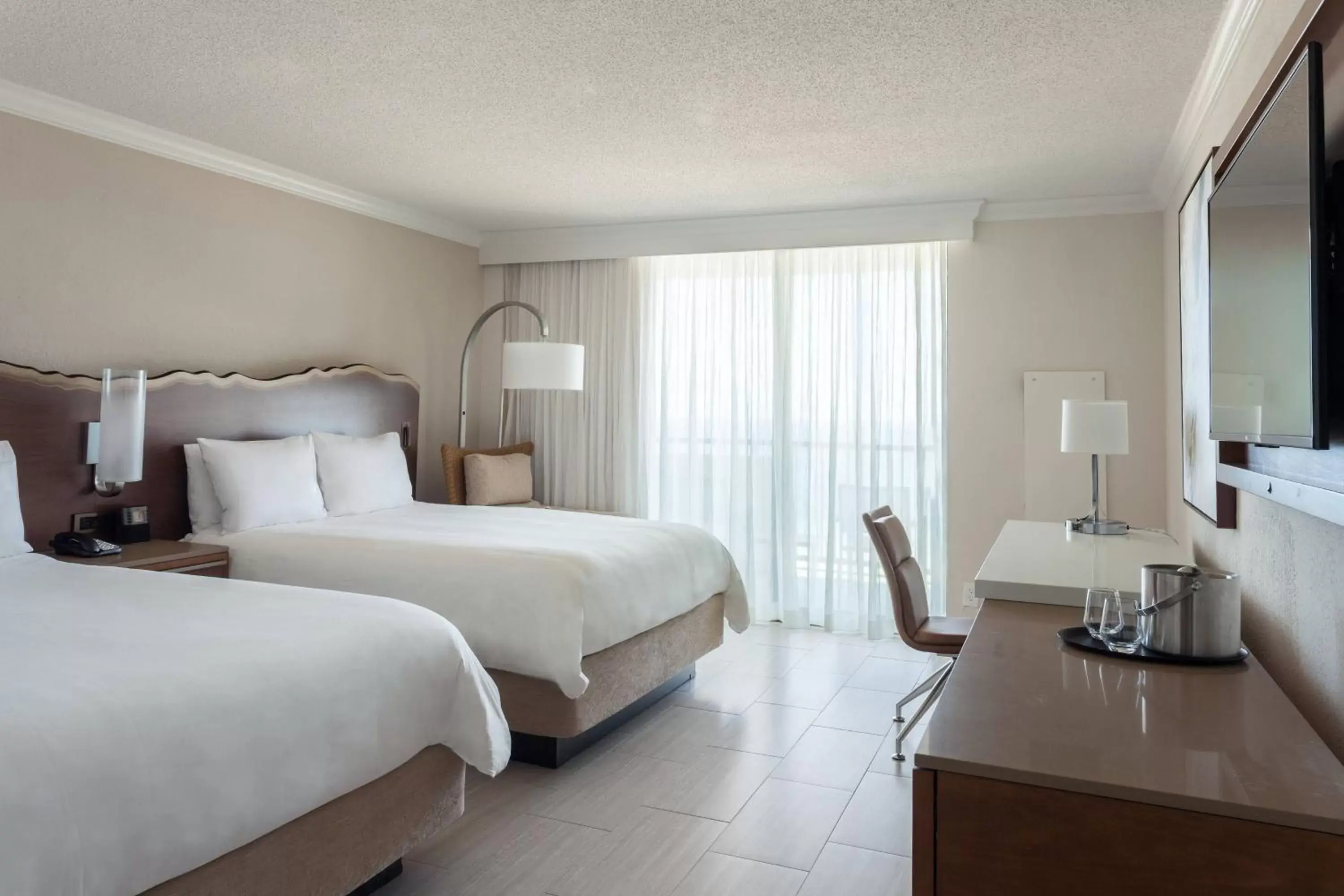 Photo of the whole room, Bed in Fort Lauderdale Marriott Harbor Beach Resort & Spa