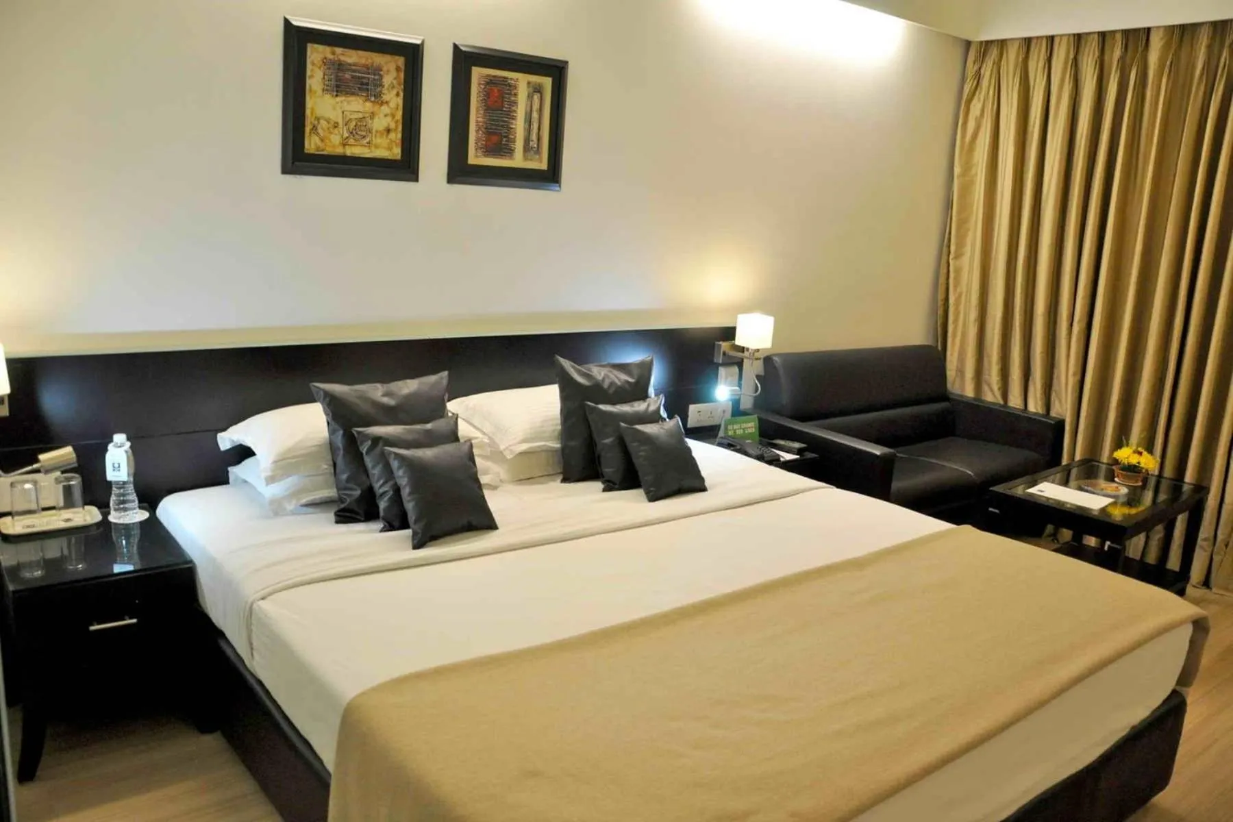 Photo of the whole room, Bed in Comfort Inn Sunset