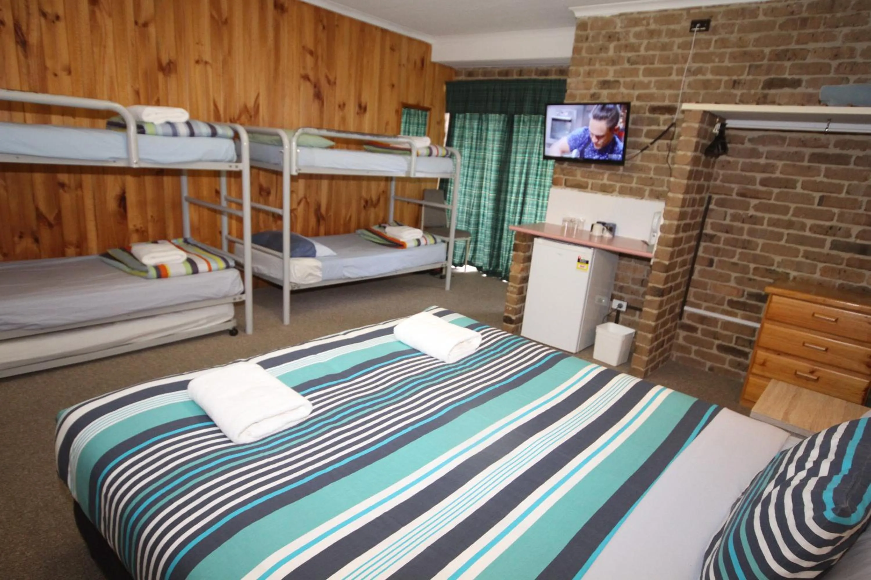 TV and multimedia, Bed in Acacia Snowy Motel