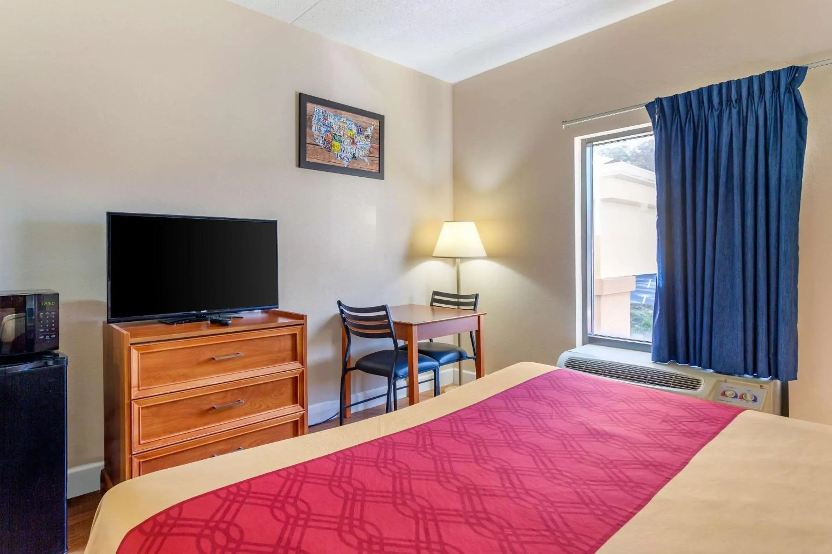 Photo of the whole room, Bed in Econo Lodge Lookout Mountain