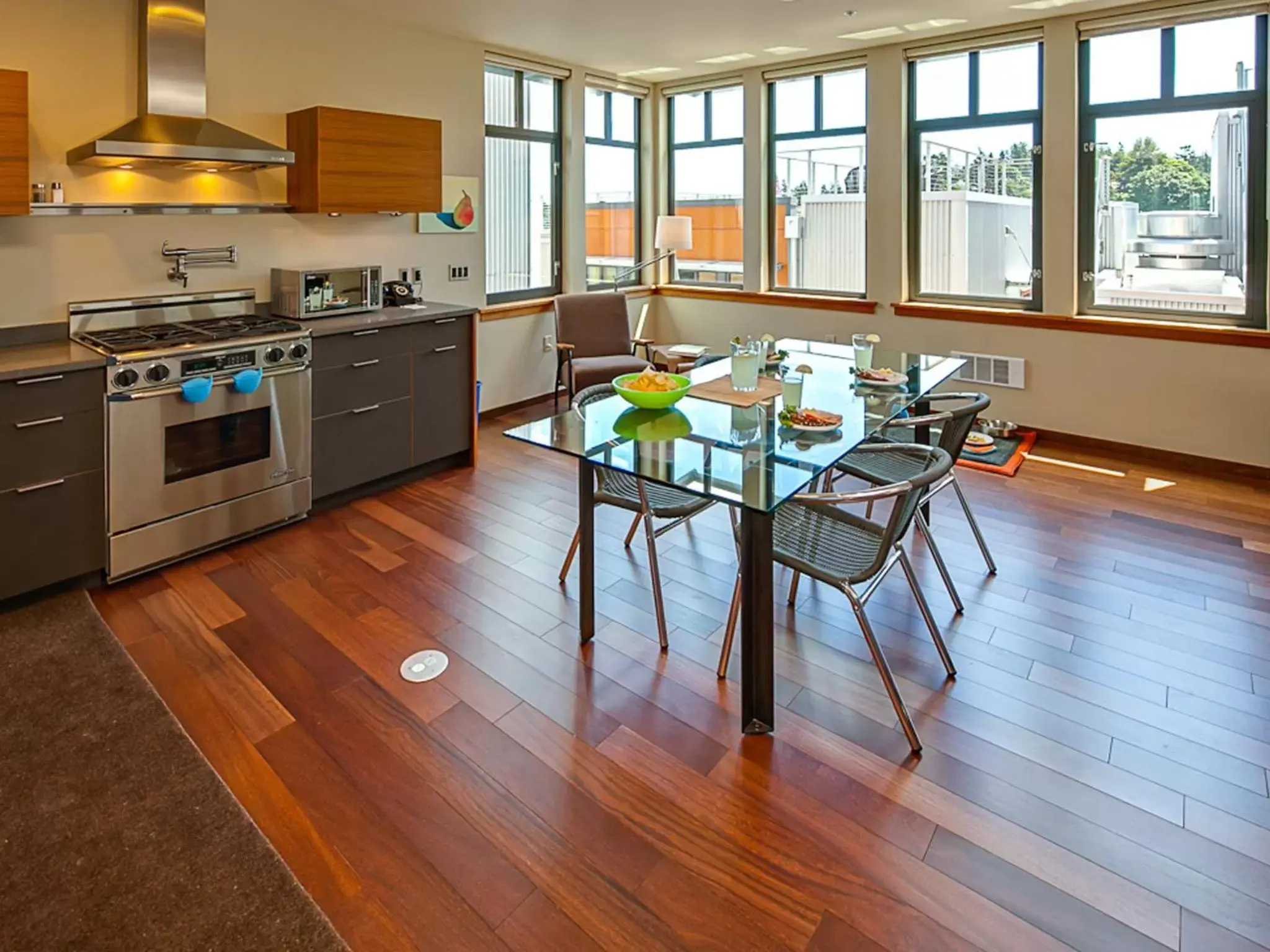 Kitchen or kitchenette, Dining Area in Island Inn at 123 West