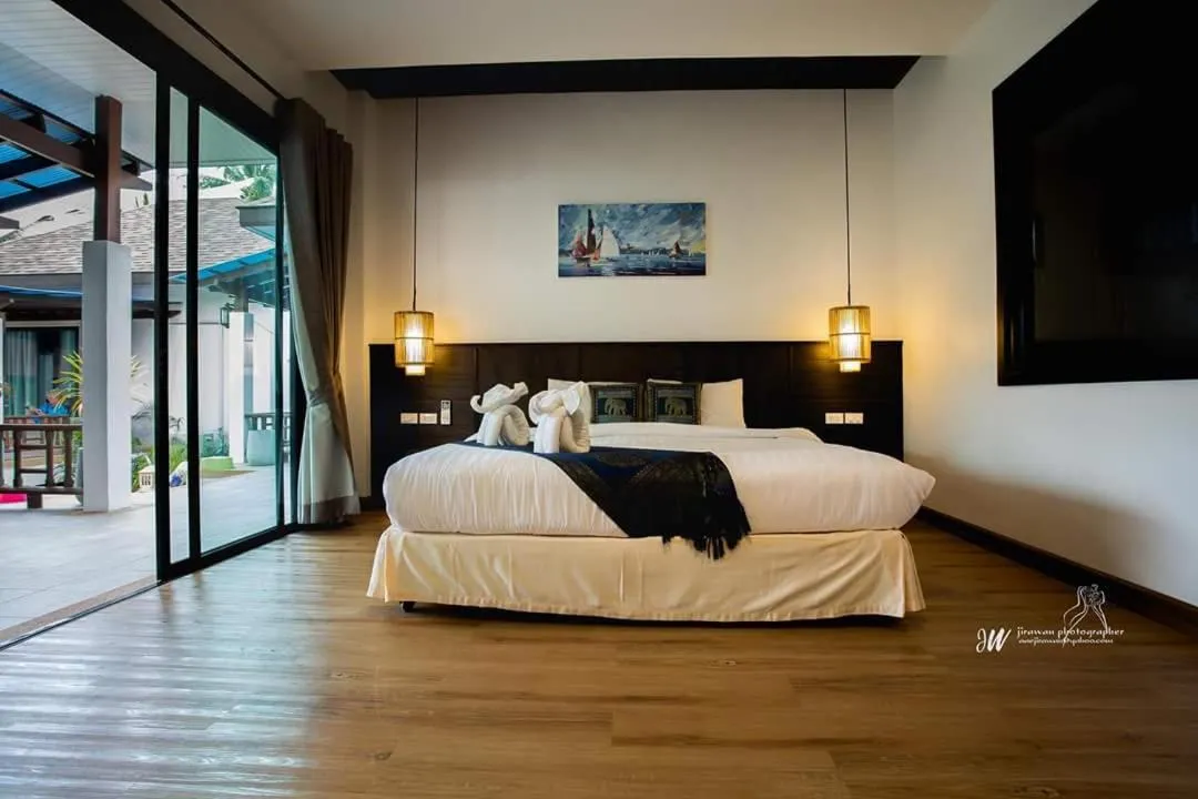 Bed in Lanta Villa Resort