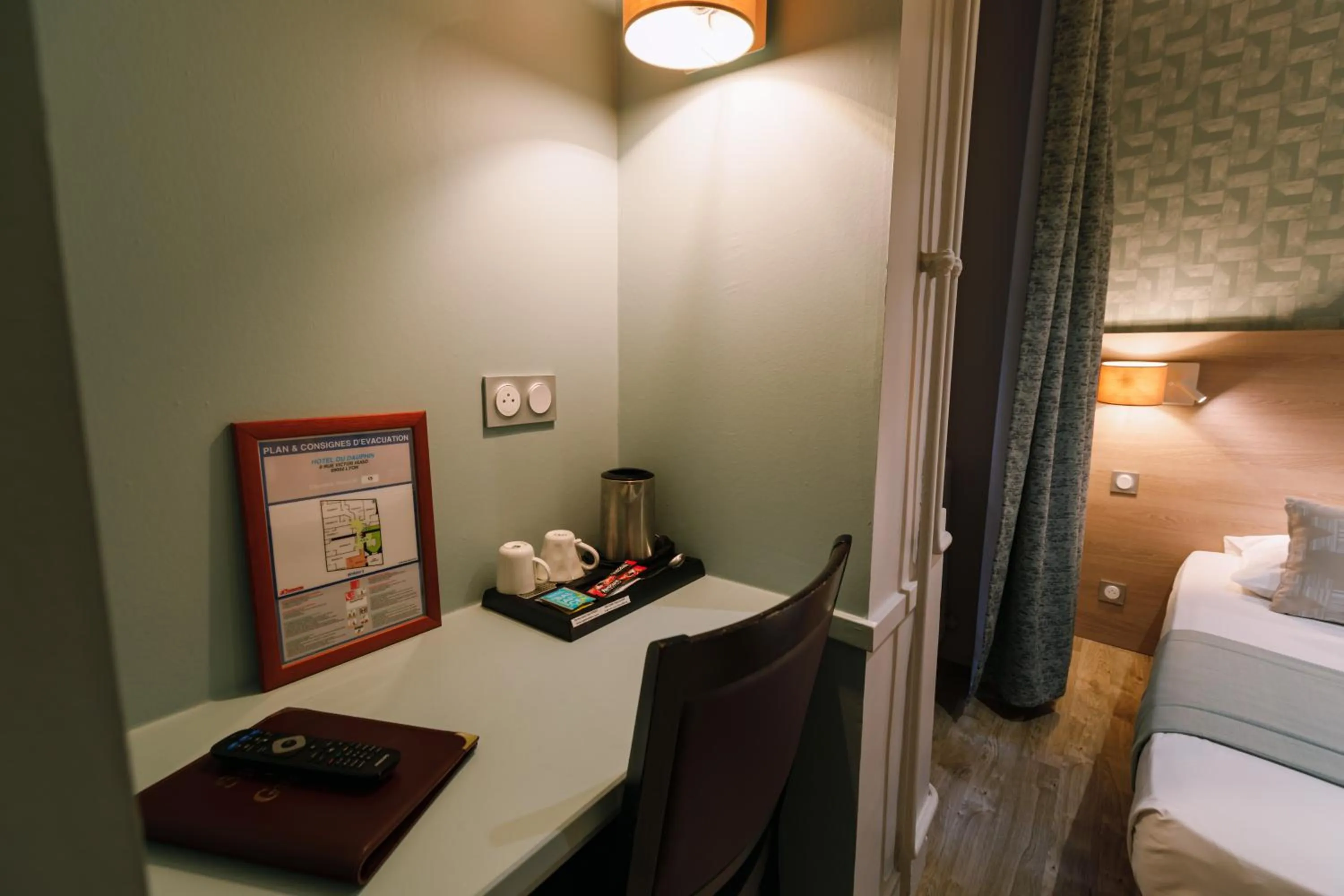 hair dresser, Bed in Hôtel du Dauphin