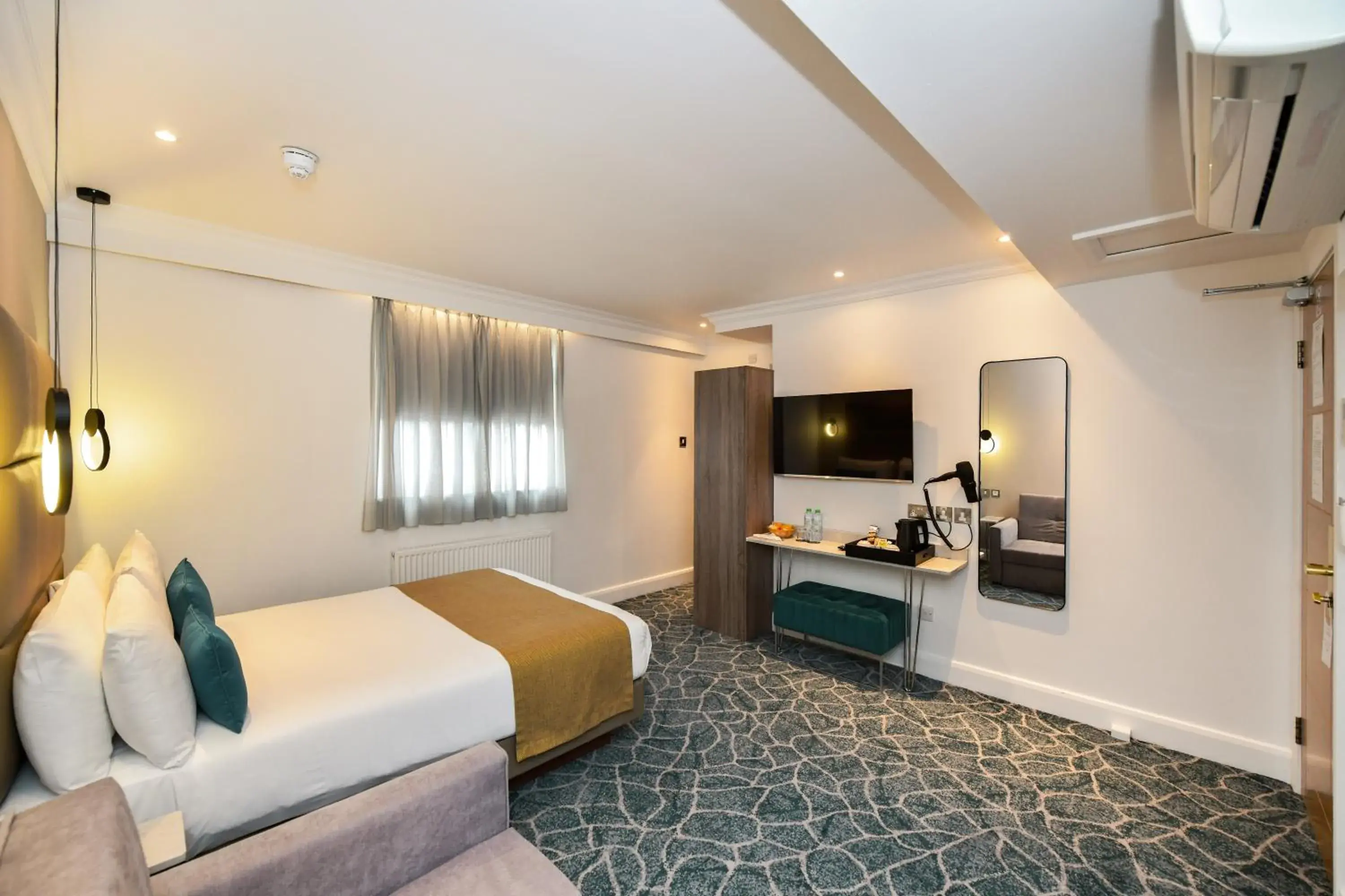 Bedroom, TV/Entertainment Center in Queens Park Hotel