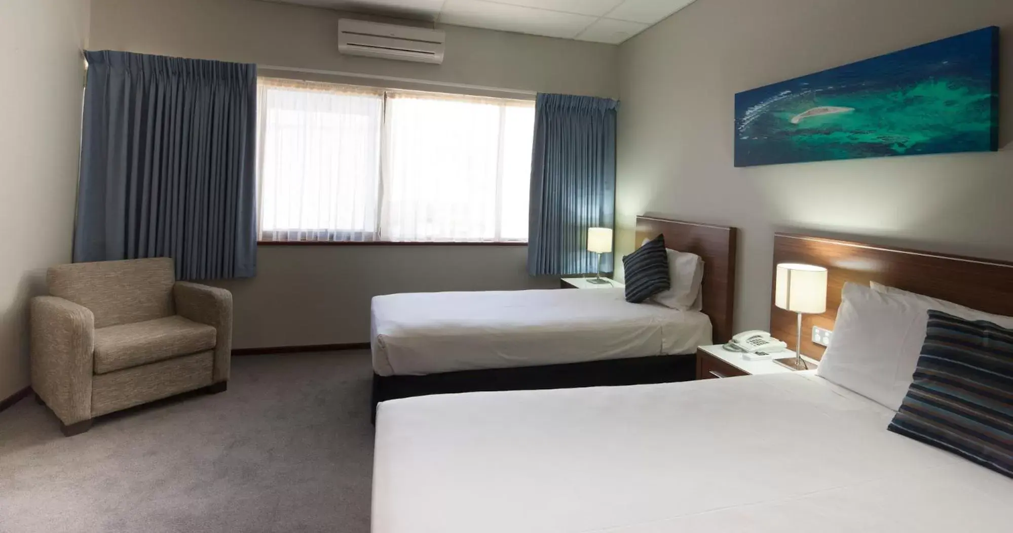 Bed in Ocean Centre Hotel