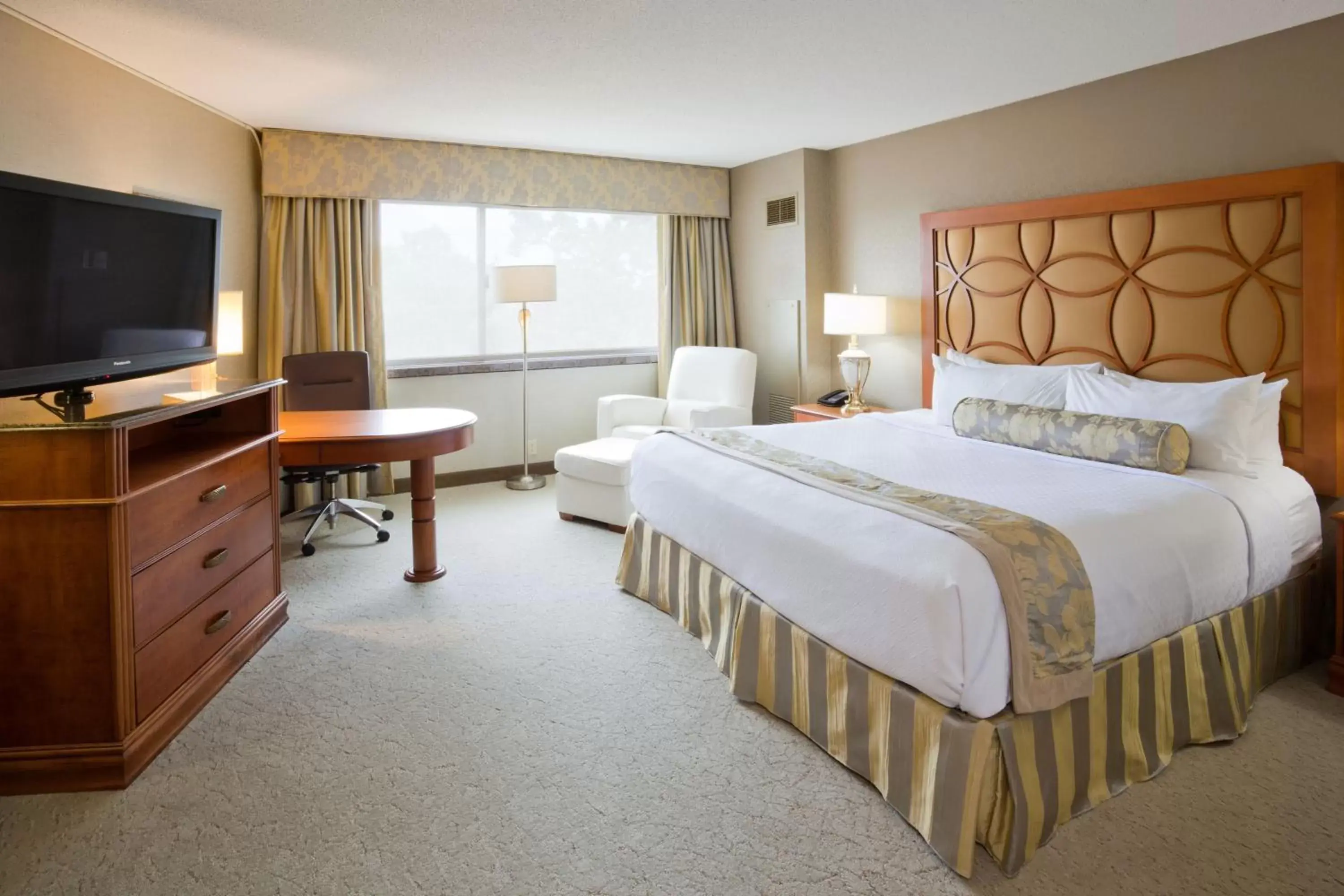 Photo of the whole room, Bed in Crowne Plaza Minneapolis West, an IHG Hotel