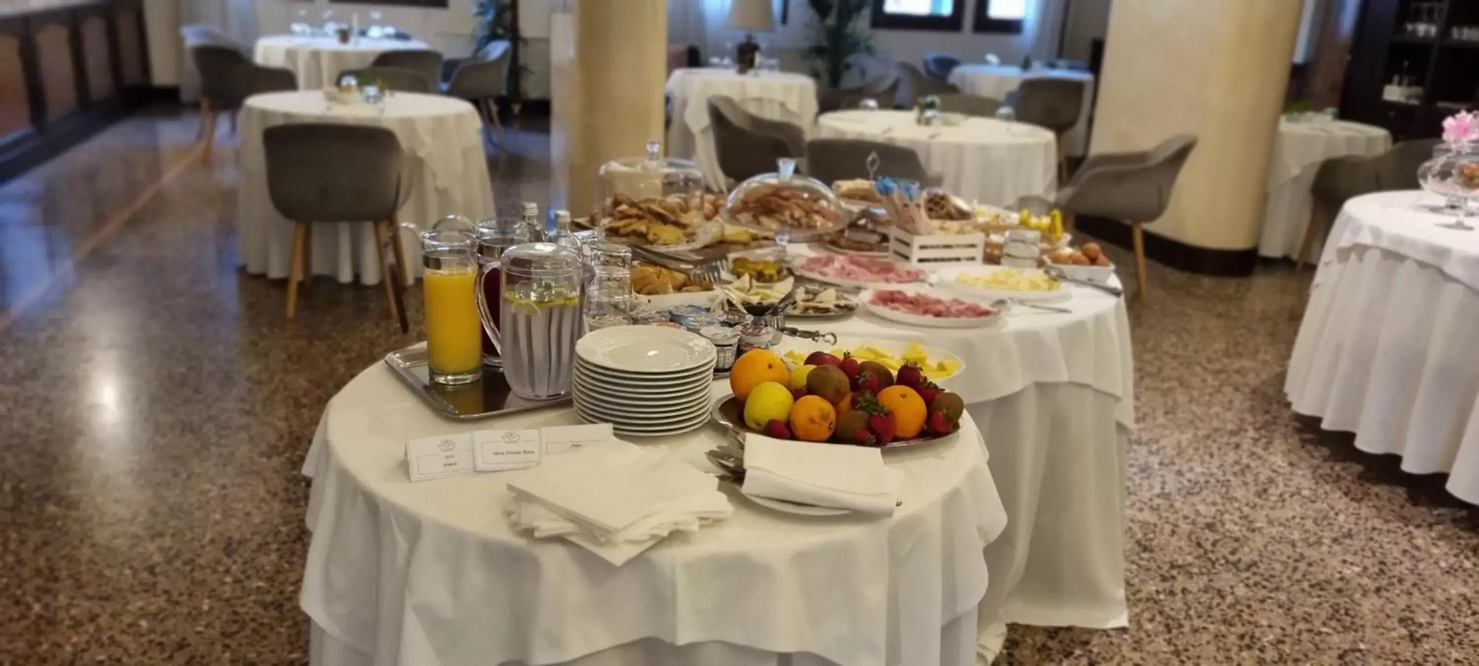 Buffet breakfast in Villa Regina Margherita