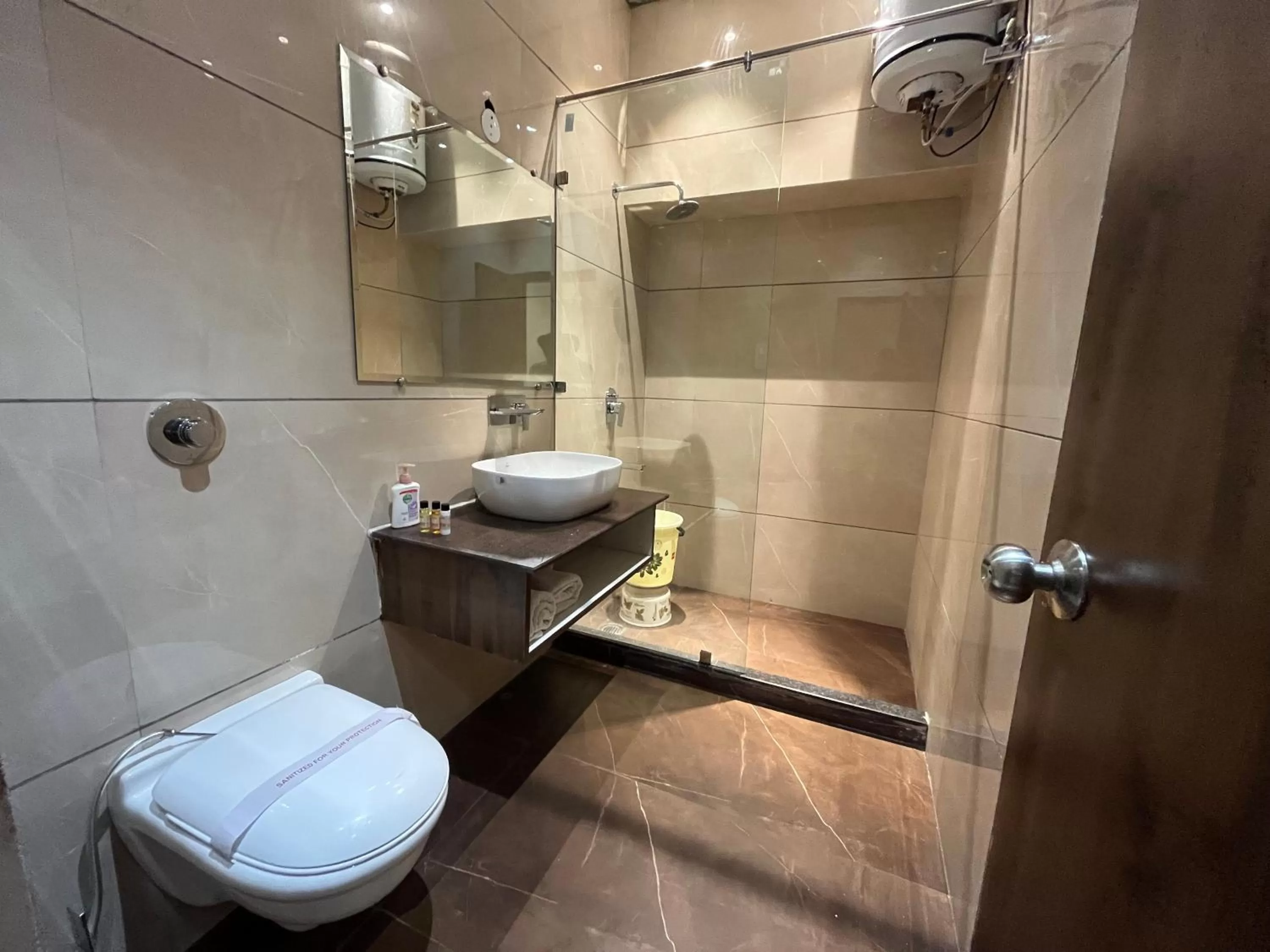 Bathroom in Hotel Exotic - 5 min walk from Golden Temple