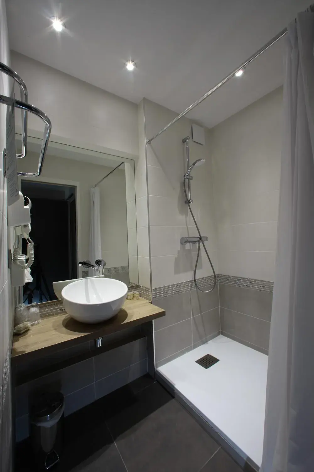 Shower, Bathroom in Hotel de Compostelle