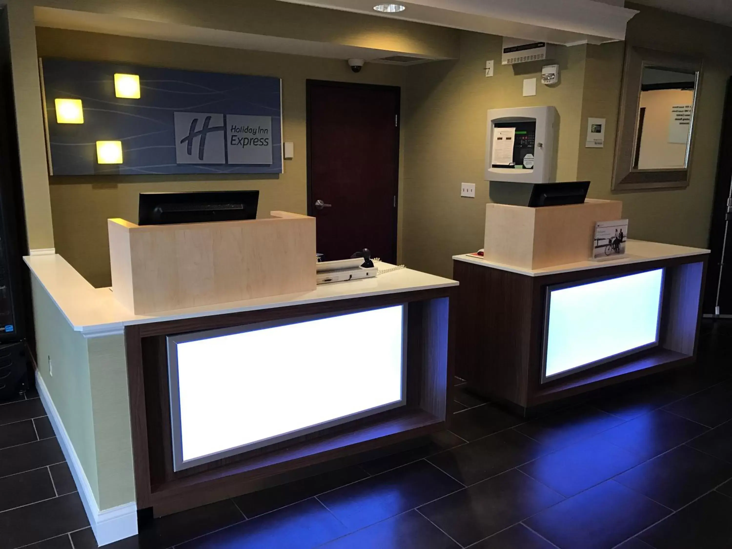 Property building, Lobby/Reception in Holiday Inn Express Hotel & Suites St. Paul - Woodbury, an IHG Hotel