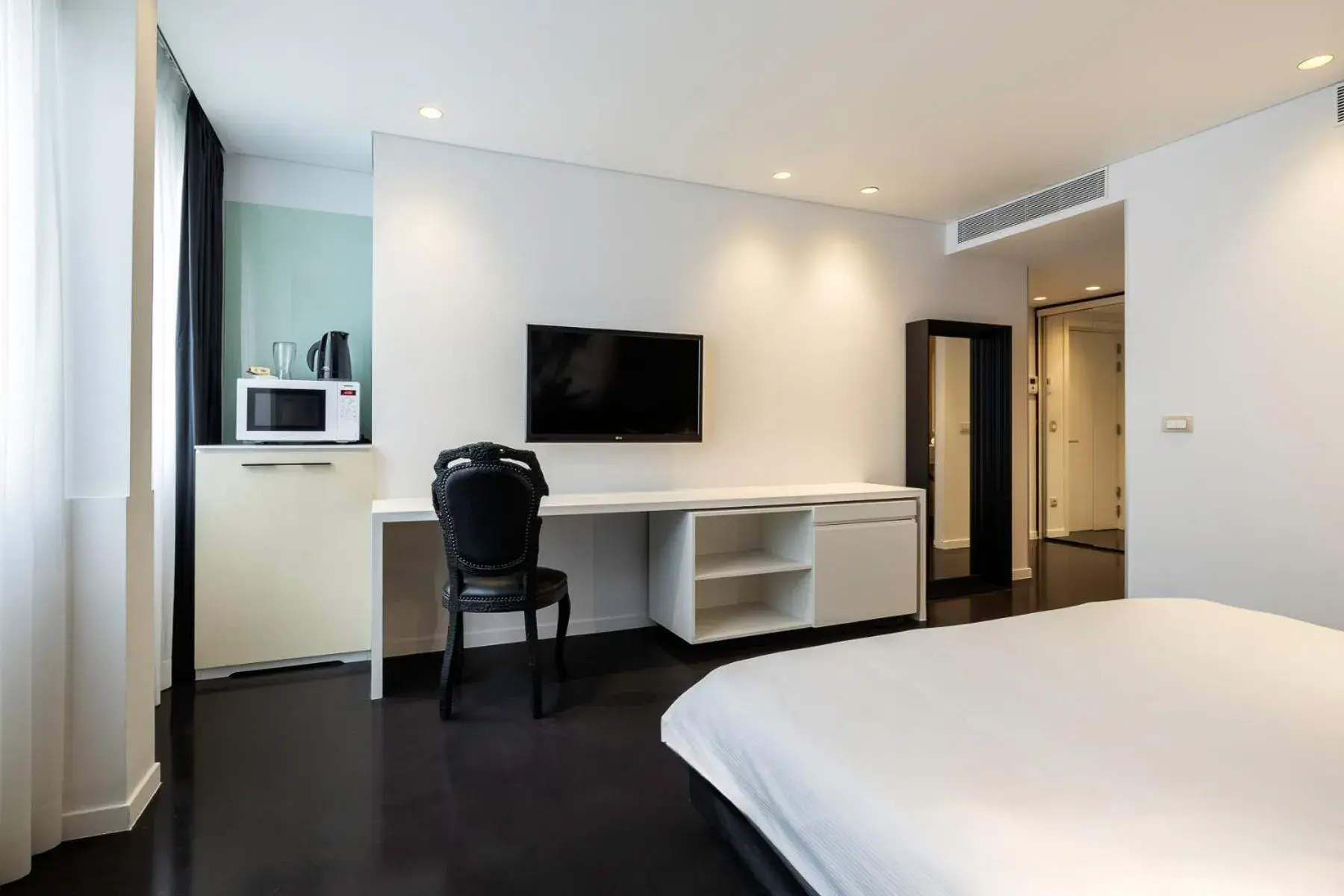 Bed, TV/Entertainment Center in B-aparthotels Regent