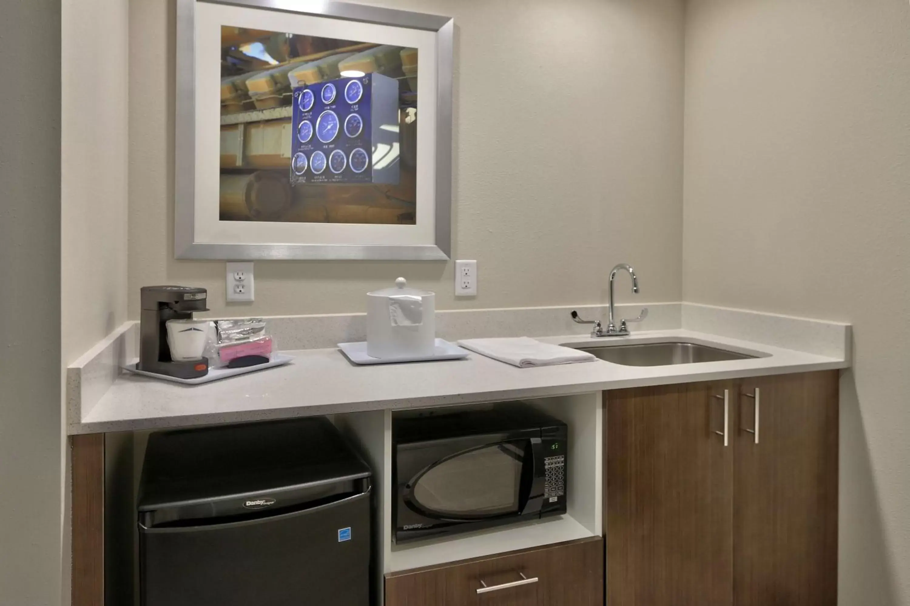 Kitchen or kitchenette, Bathroom in Hampton Inn & Suites Artesia