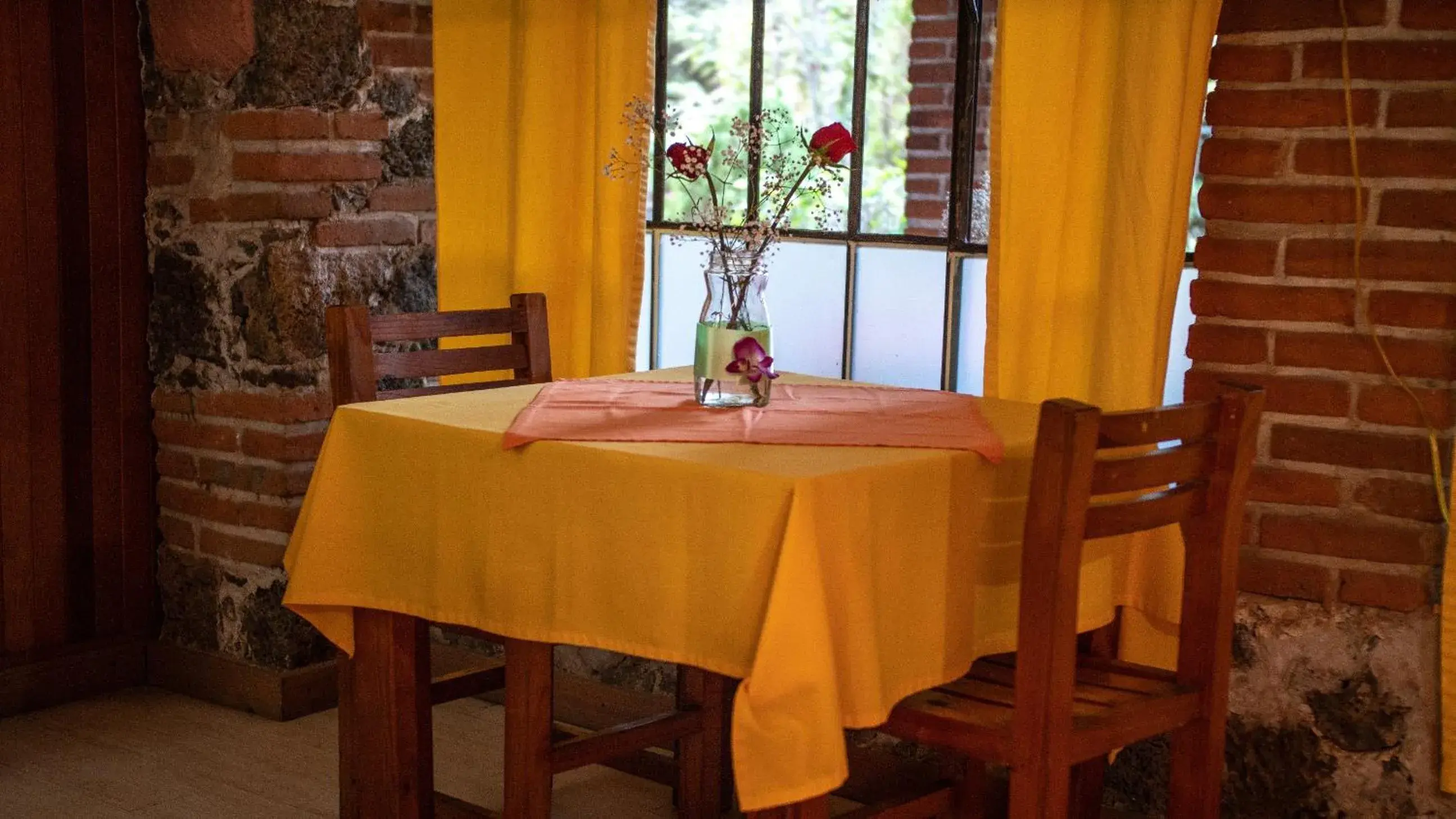 Kitchen or kitchenette, Dining Area in Hotel La Posada del Valle