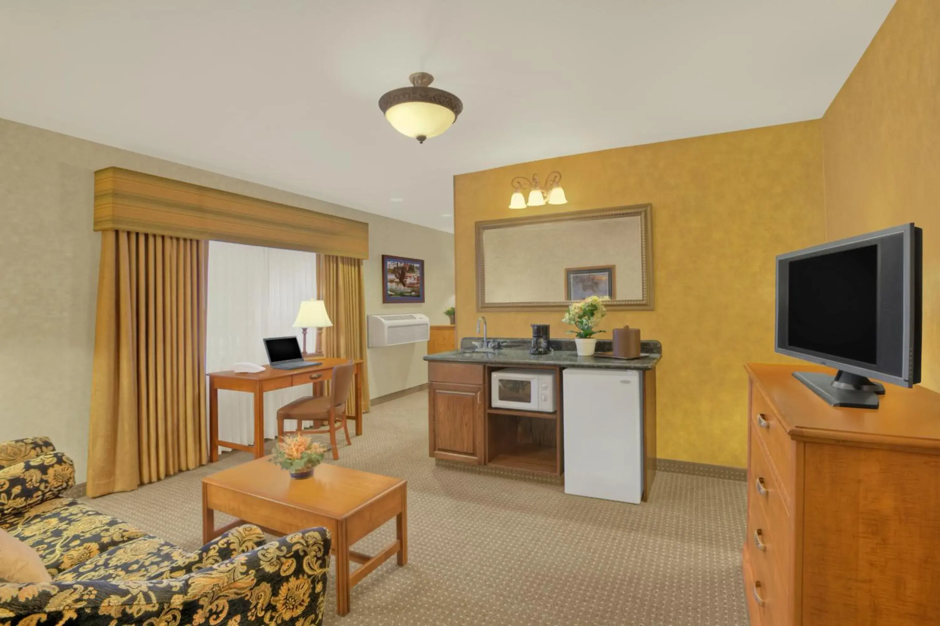Communal lounge/ TV room, TV/Entertainment Center in Rushmore Express & Suites