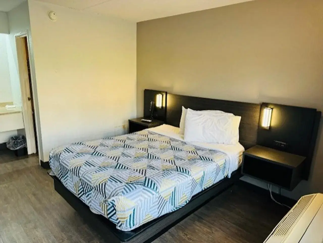 Queen Room - single occupancy - Non-Smoking in Motel 6-Cedar Rapids, IA Queen Room - single occupancy - Non-Smoking in Motel 6-Cedar Rapids, IA