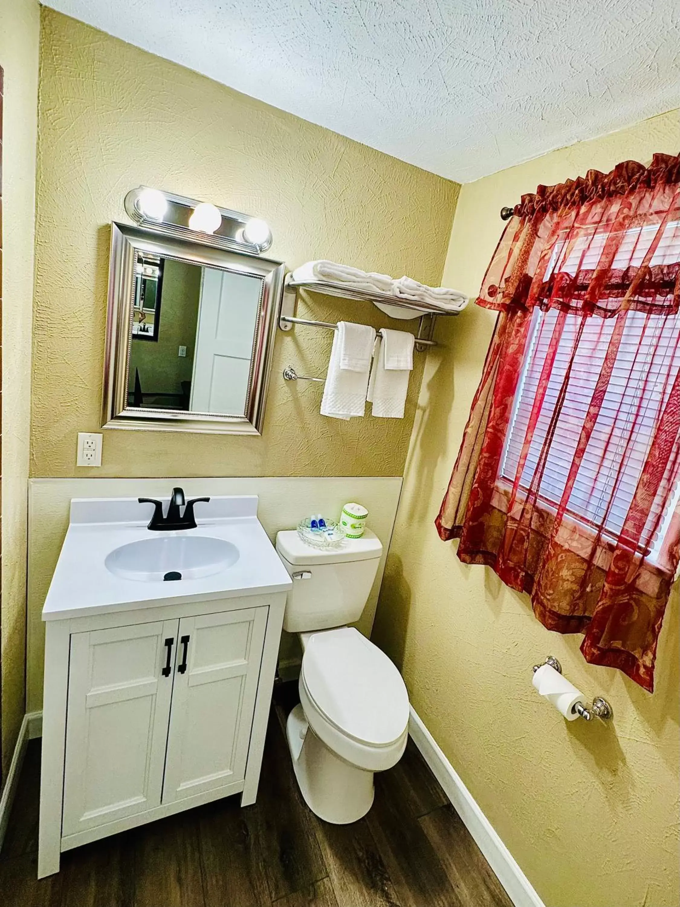 Shower, Bathroom in Sage N Sand Motel