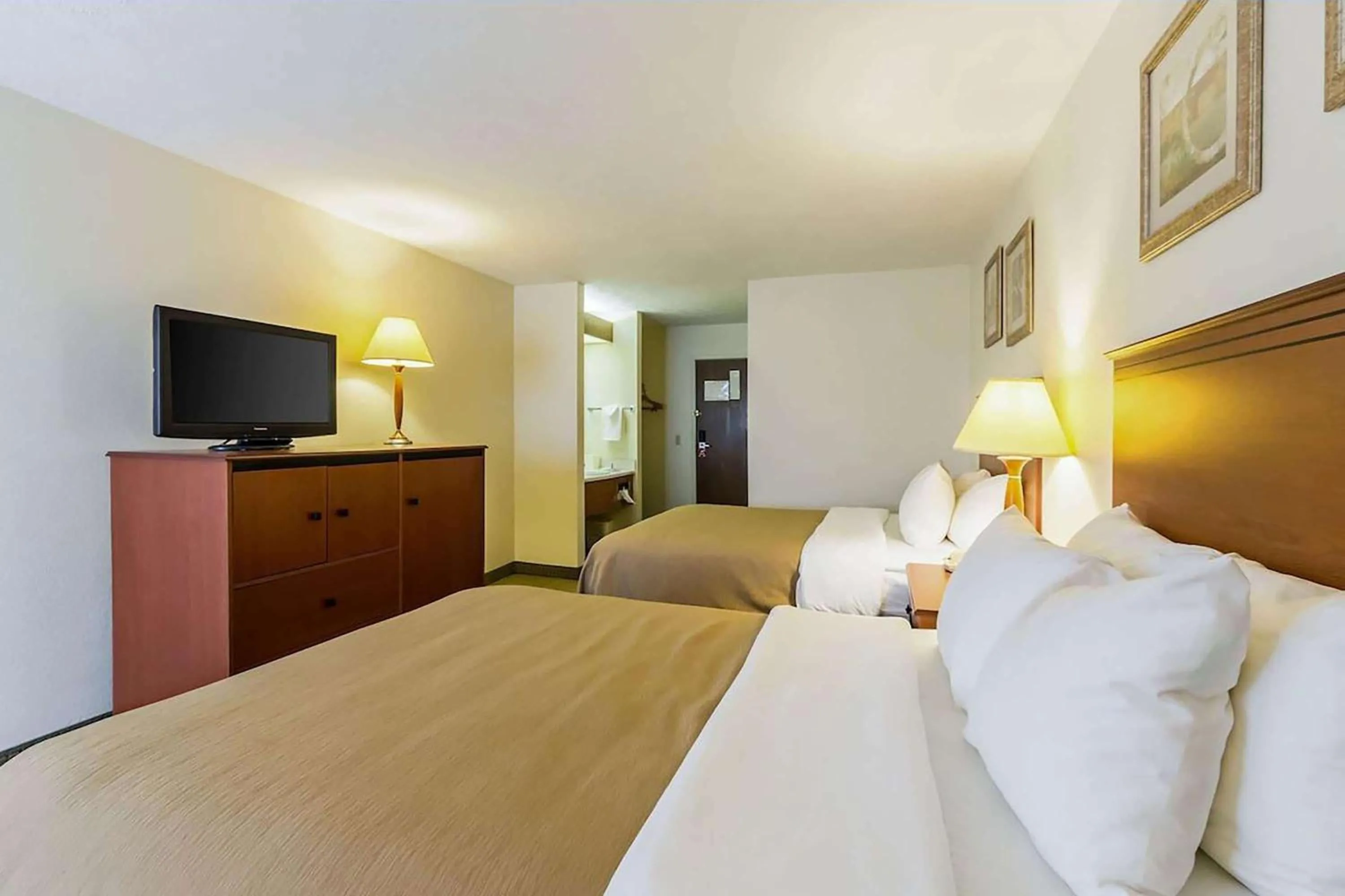 Bedroom, Bed in Baymont by Wyndham Omaha SW