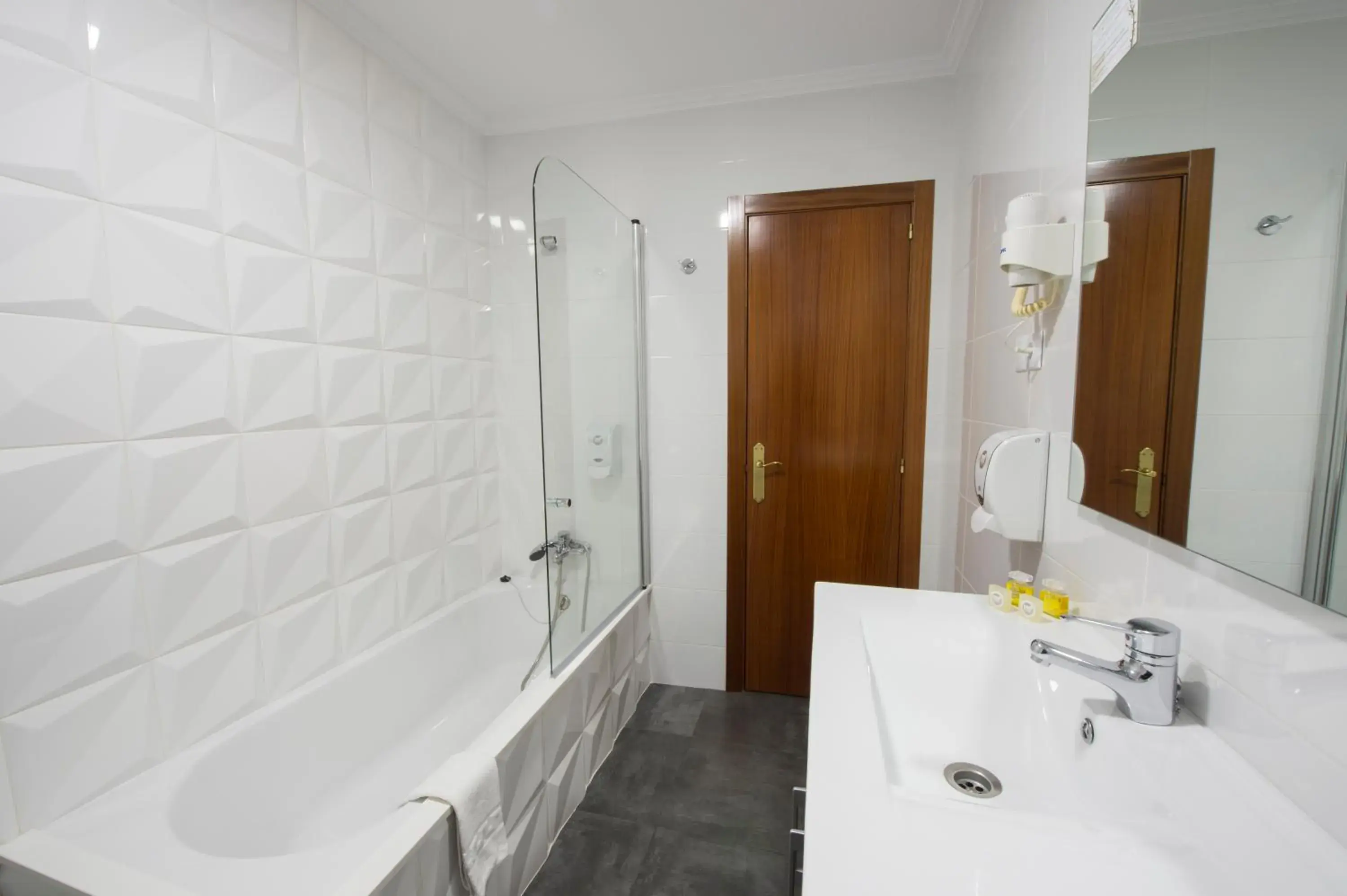 Shower, Bathroom in Hotel Oca Insua Costa da Morte