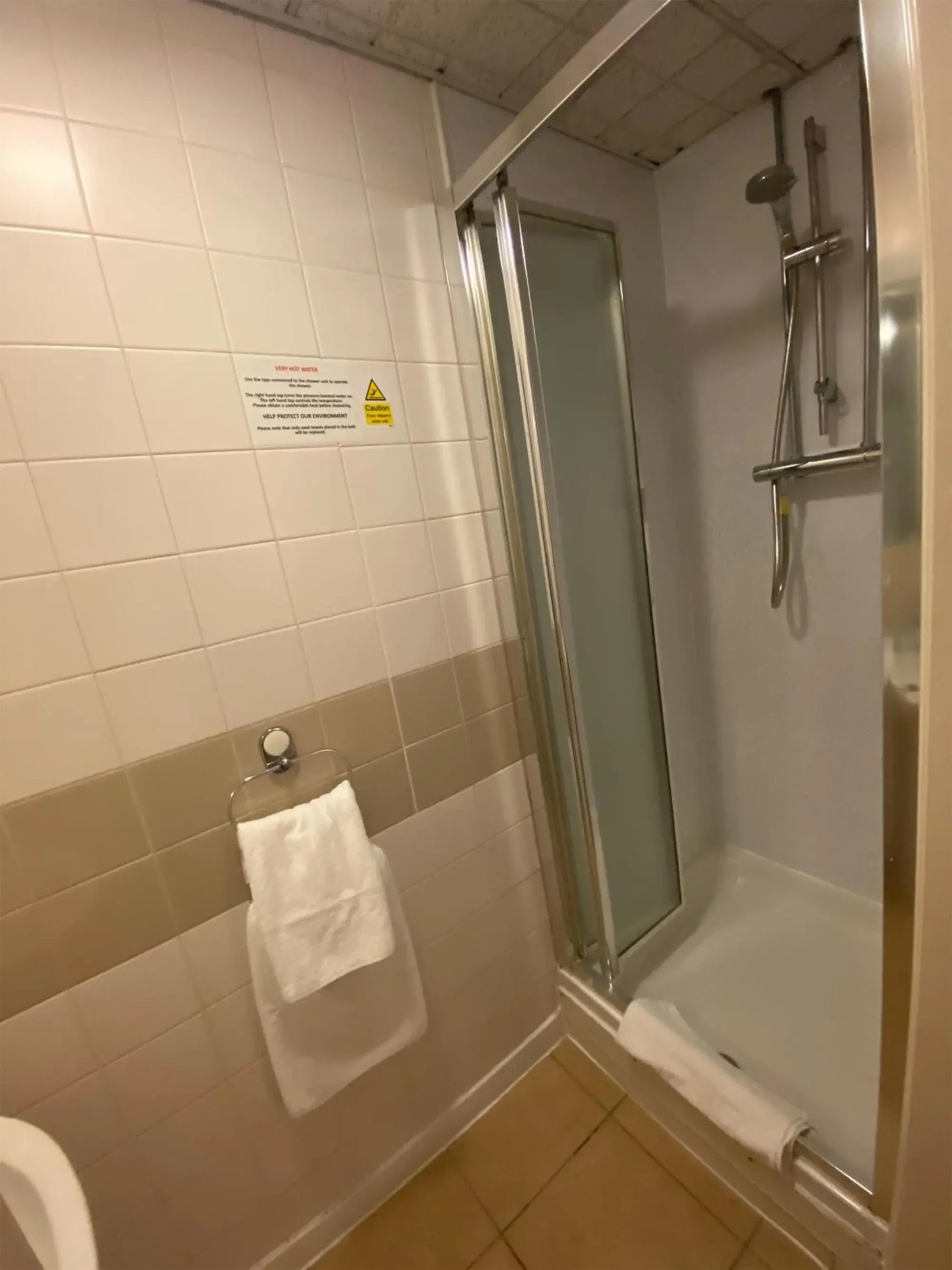 Bathroom in Cardiff Sandringham Hotel