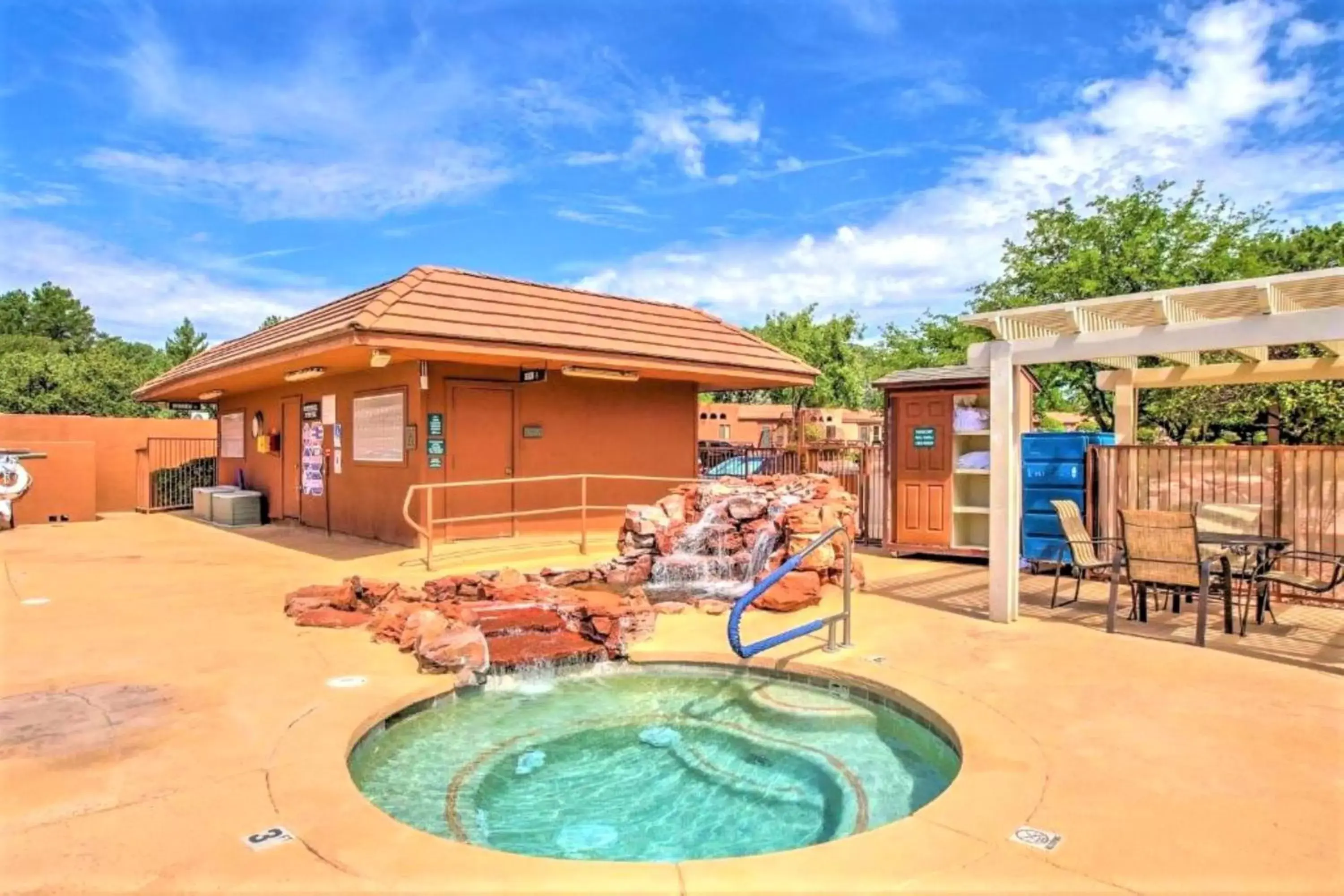 Hot Tub, Property Building in Sedona Pines Resort