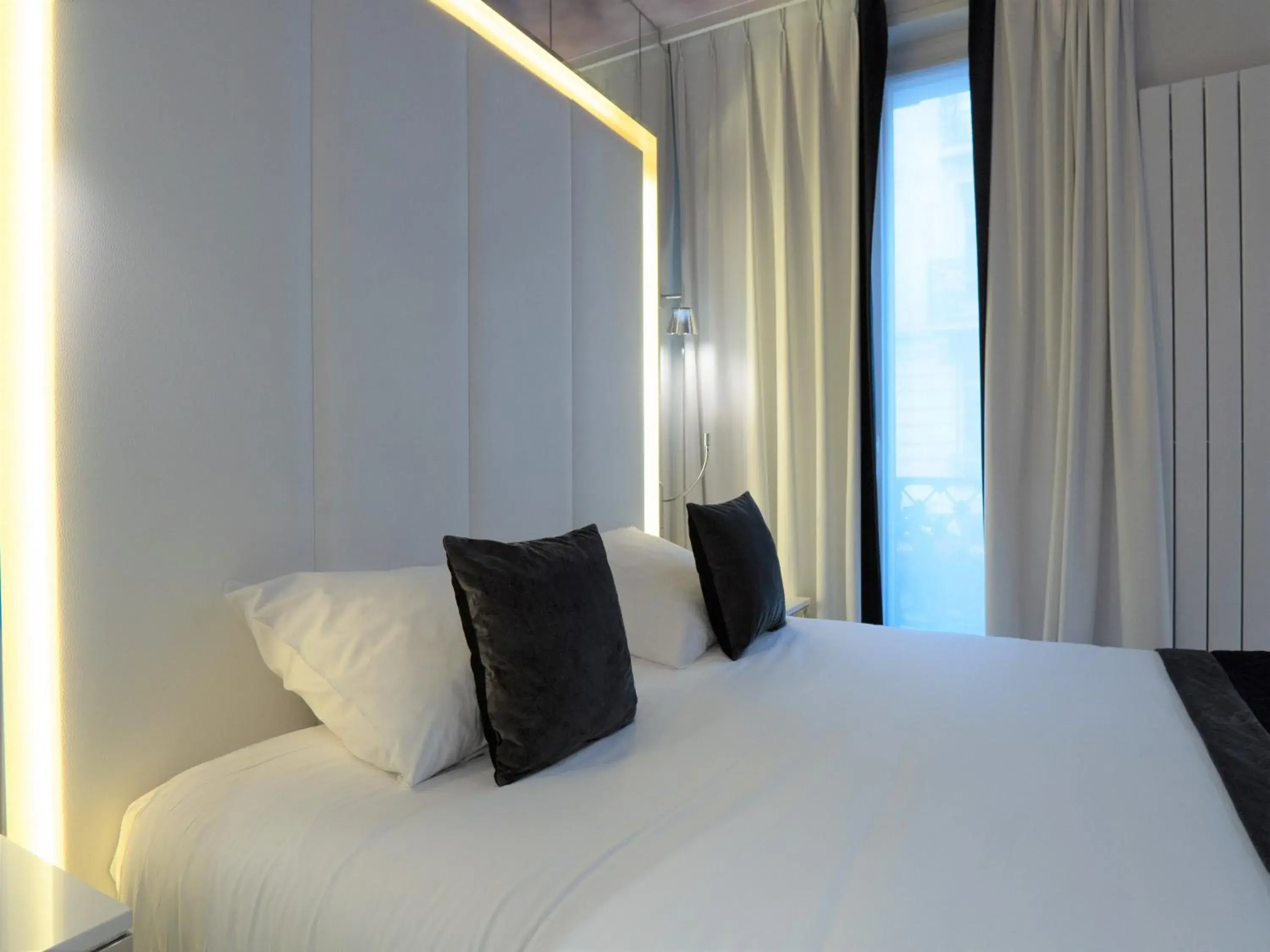 Bedroom, Bed in Nouvel Hotel Eiffel