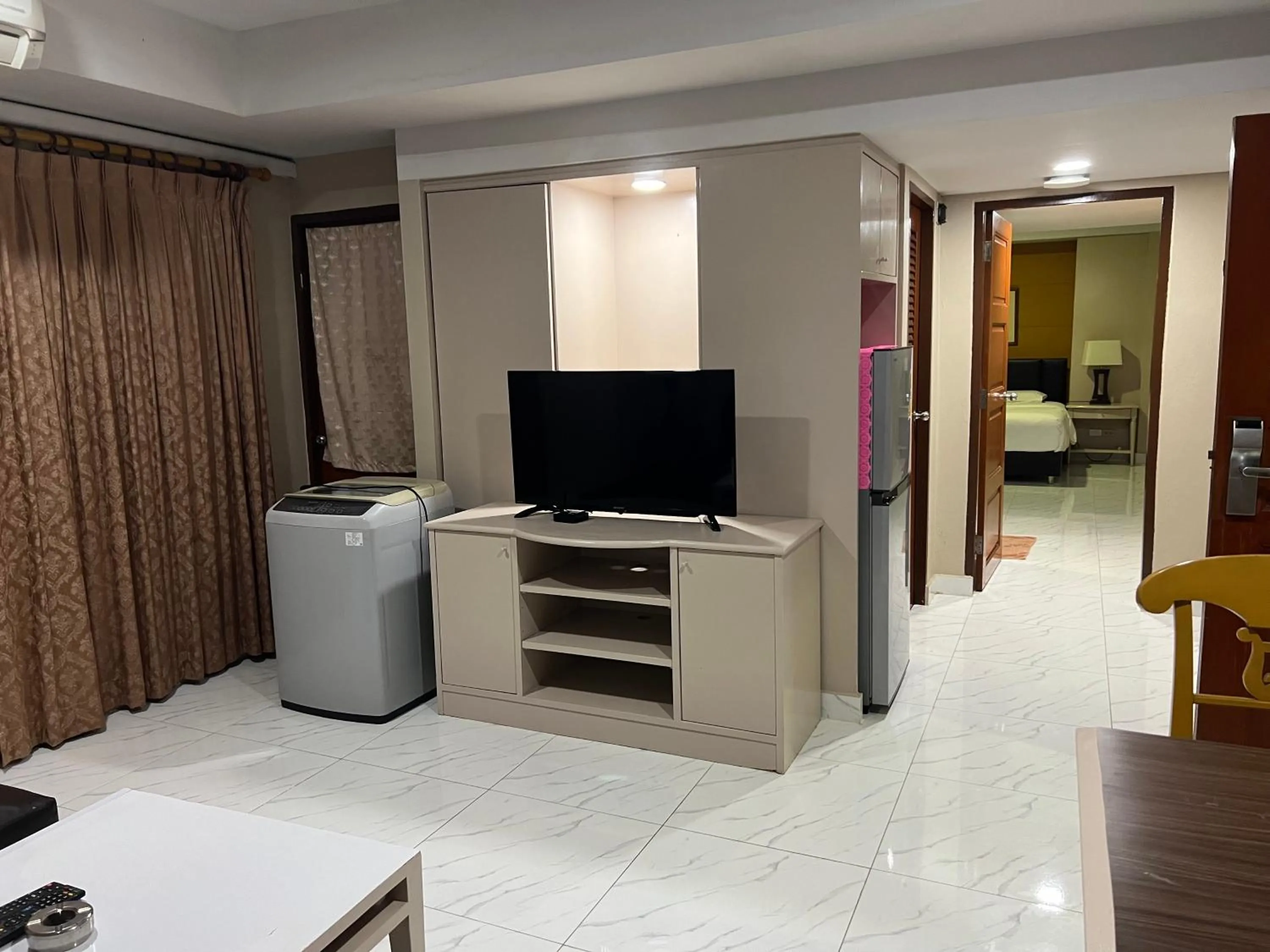 TV and multimedia in Mall Suites Hotel
