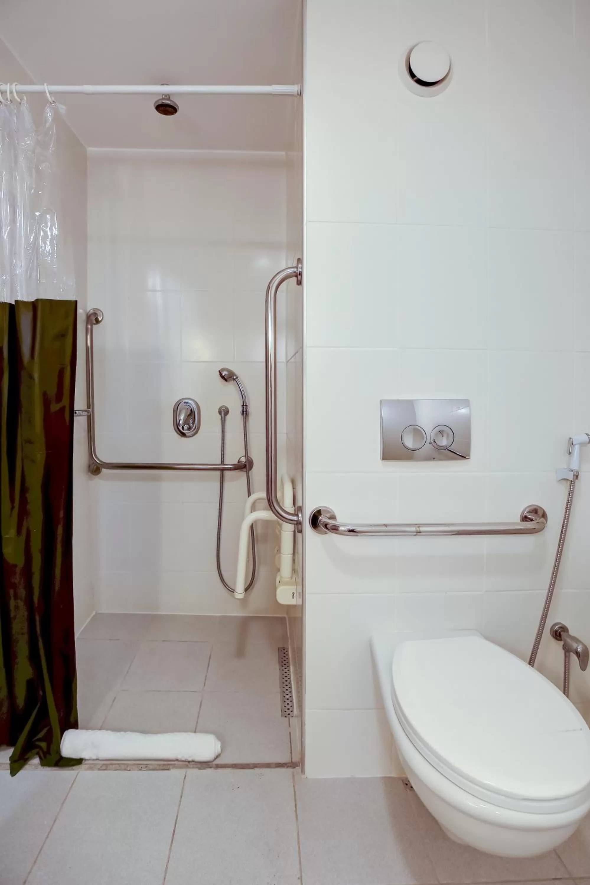 Shower in ibis Copacabana Posto 2