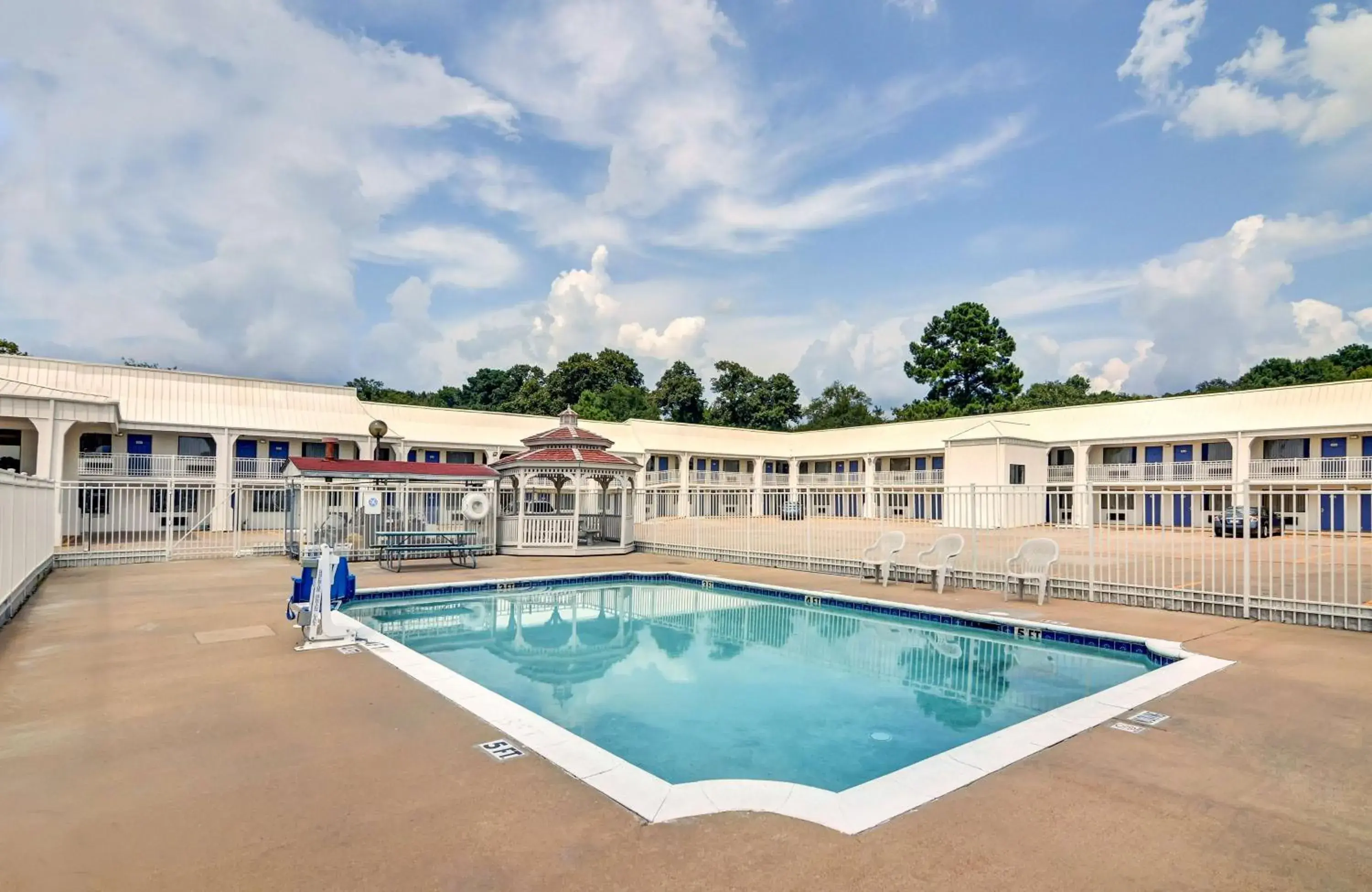Day, Swimming Pool in Motel 6-Lindale, TX