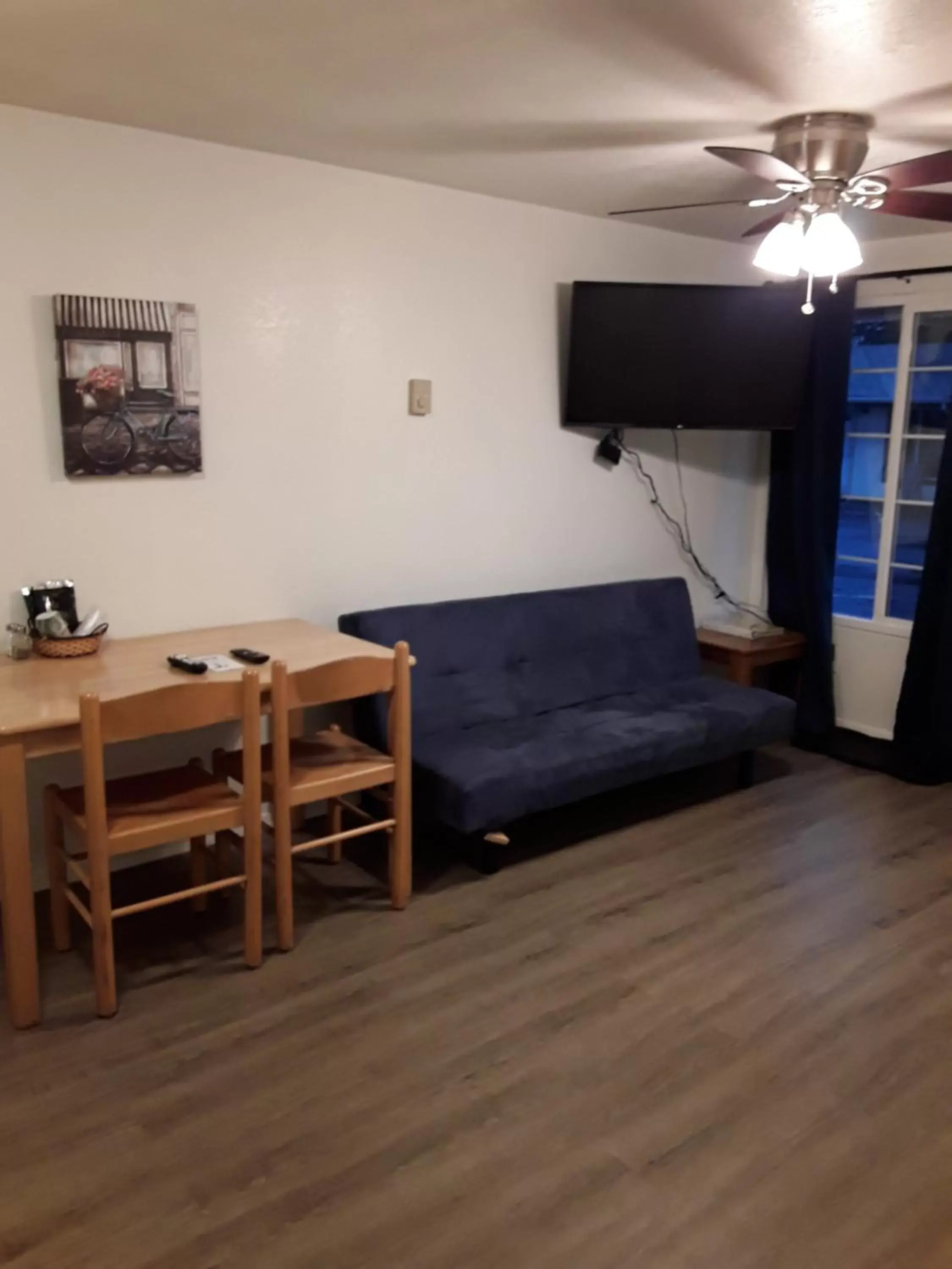 Living room, TV/Entertainment Center in Arbor Inn Motel Oakridge