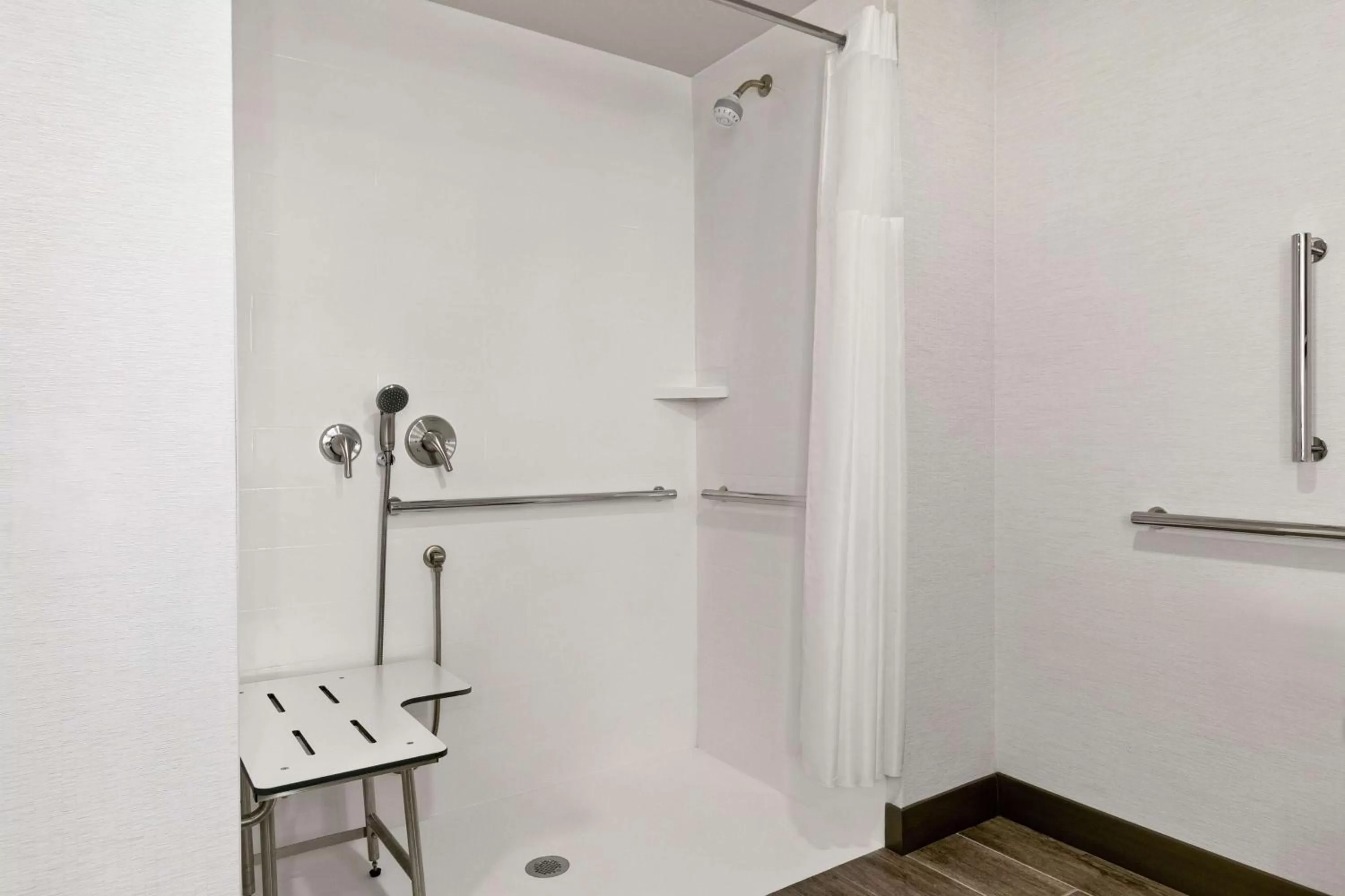 Bathroom in Hampton Inn Suites Kansas City Downtown Crossroads