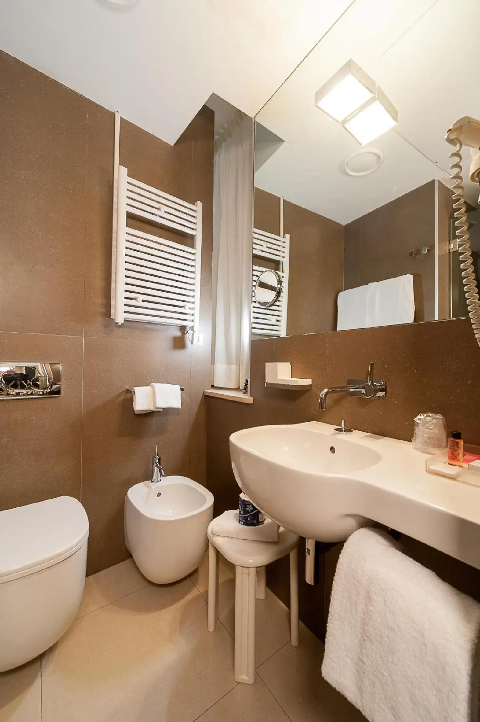 Shower, Bathroom in Savoy Hotel