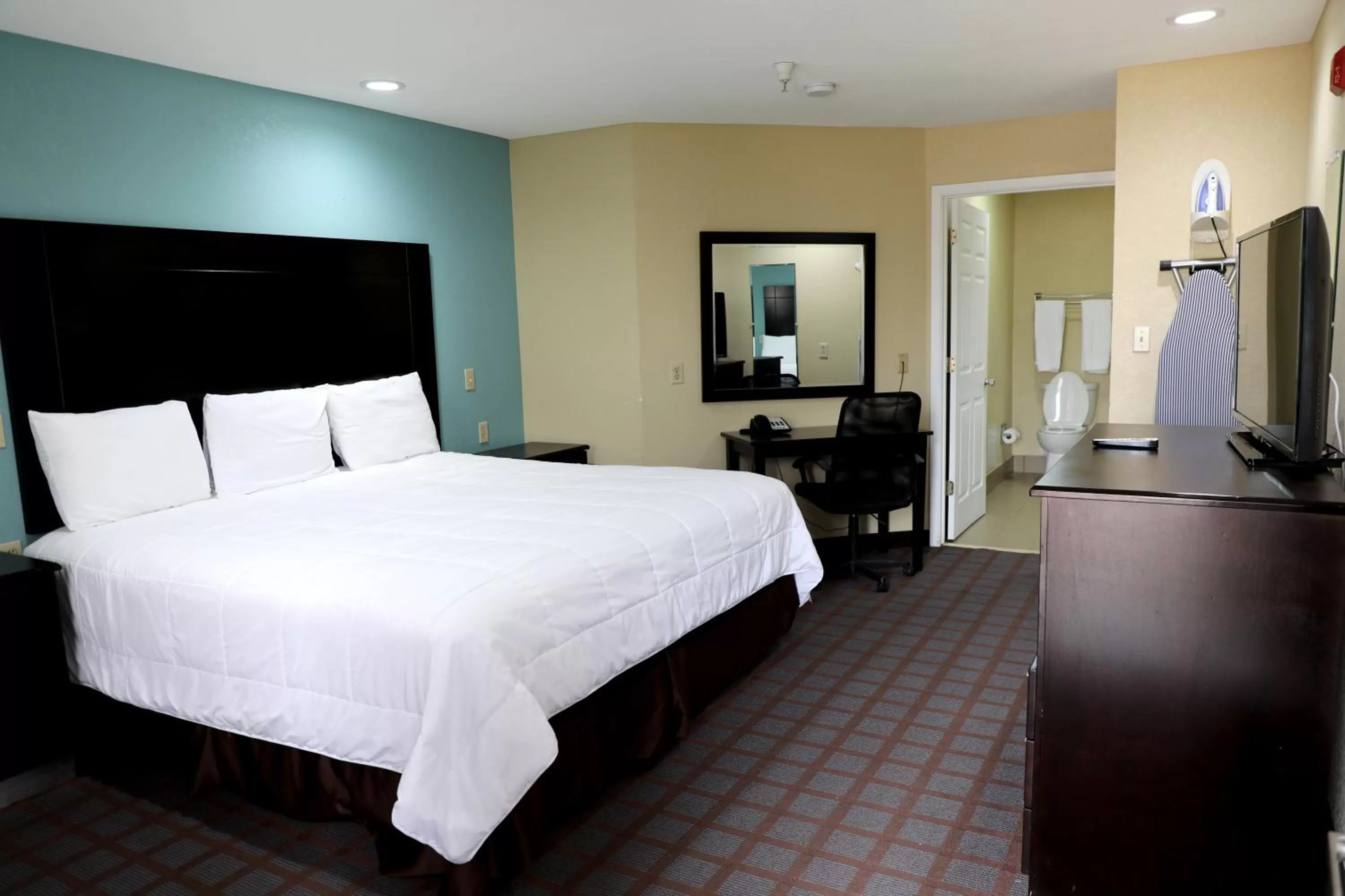 Bed in Ranger Inn & Suites