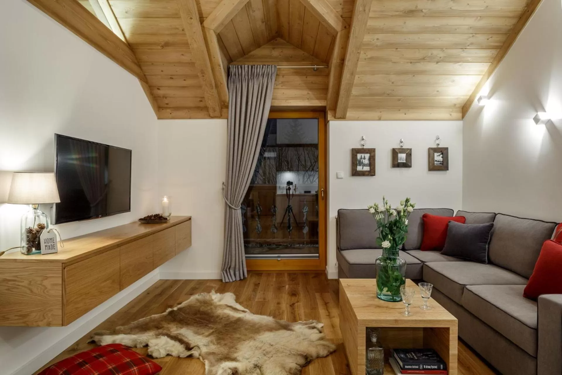 Communal lounge/ TV room in Aparthotel Giewont