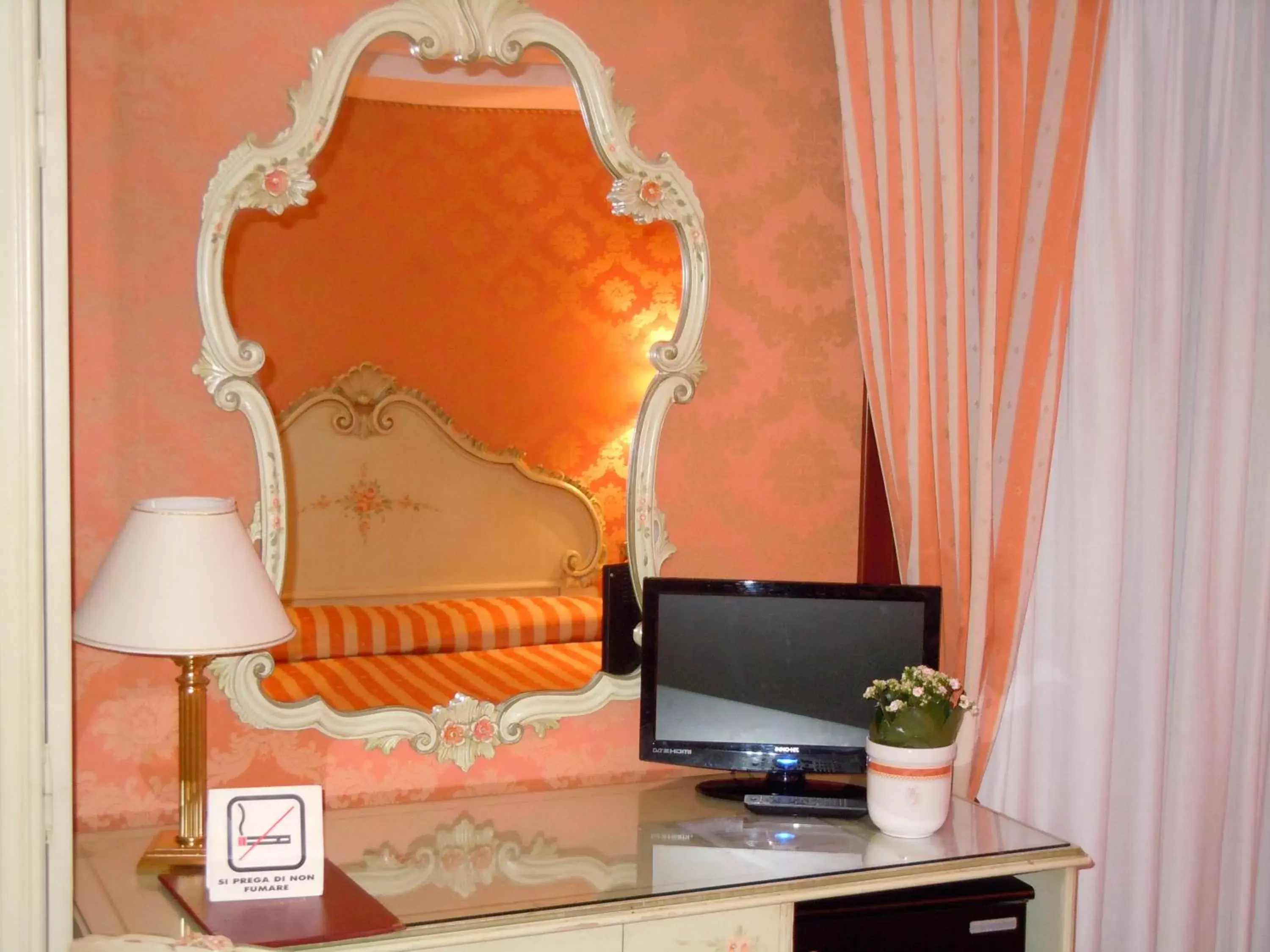 TV and multimedia, TV/Entertainment Center in Hotel Lux