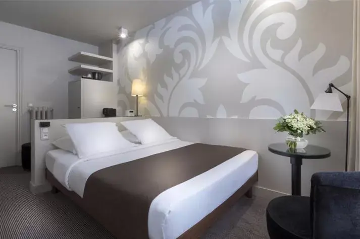 Bed in Gardette Park Hotel
