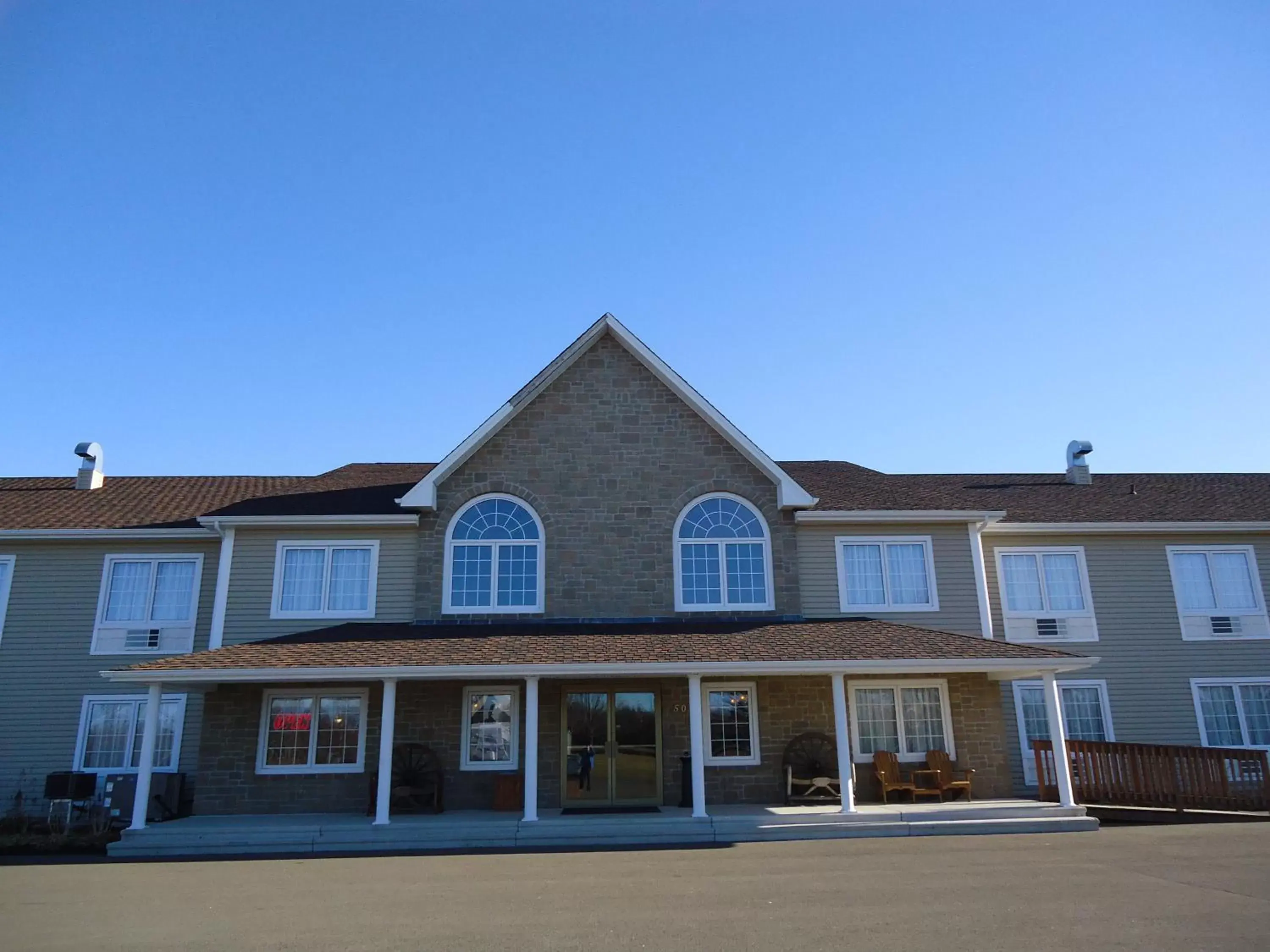 Facade/entrance, Property Building in Auberge Bouctouche Inn & Suites