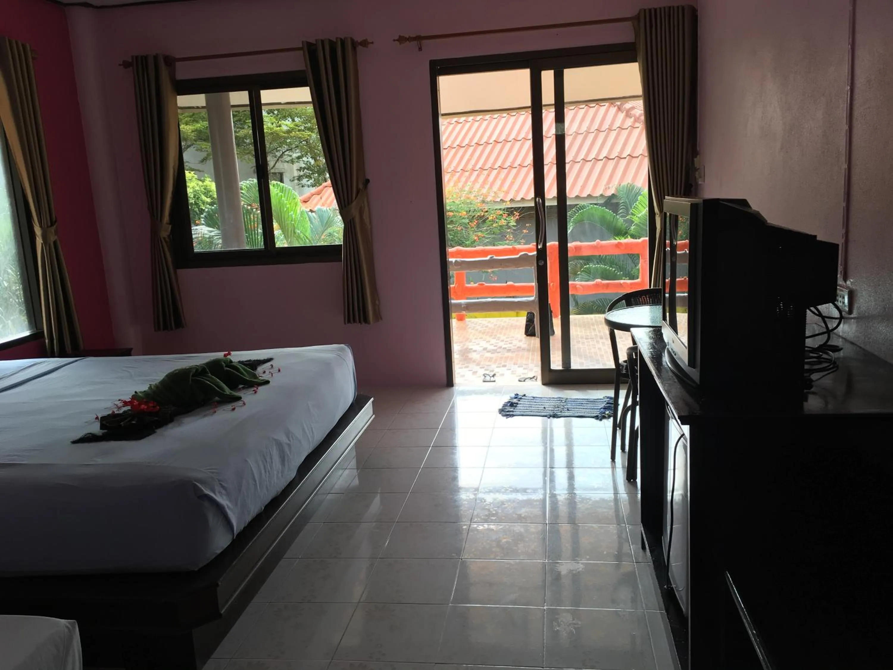 Photo of the whole room, Bed in Lanta Garden Home