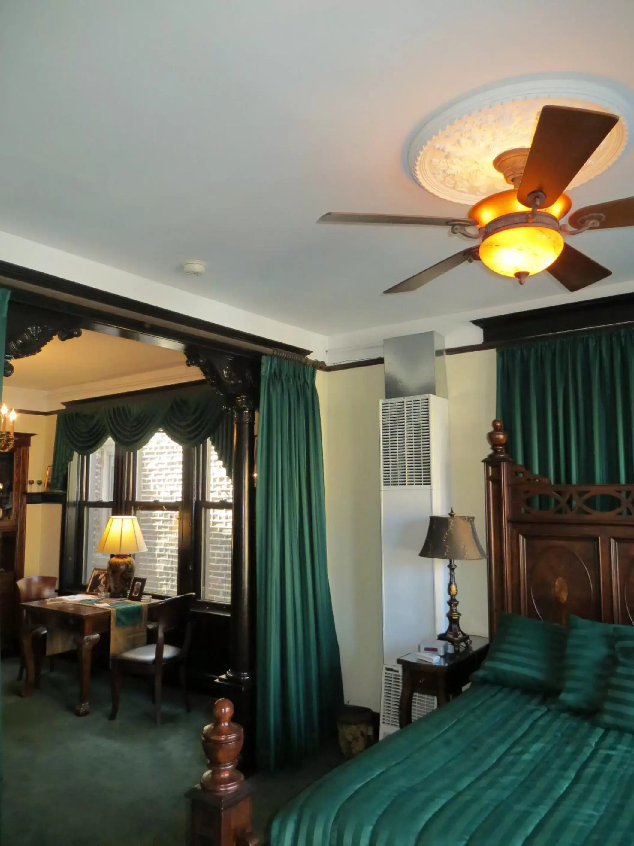 Bedroom in The Polo Inn Bridgeport U.S.A.