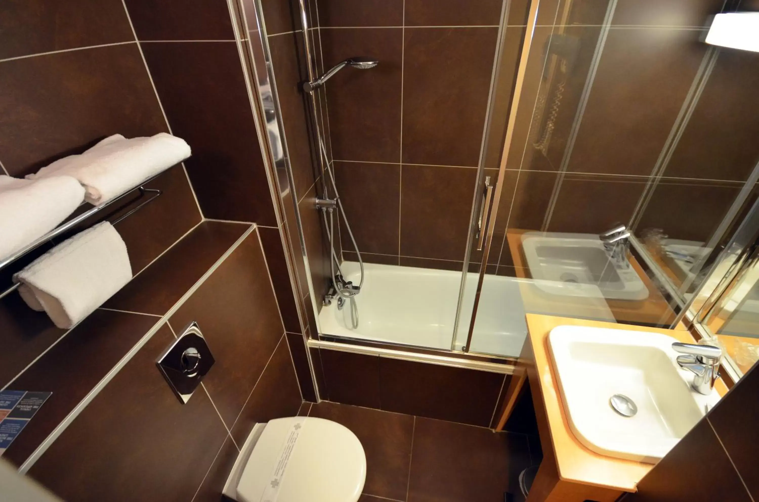 Shower, Bathroom in Kyriad Dijon Est Mirande