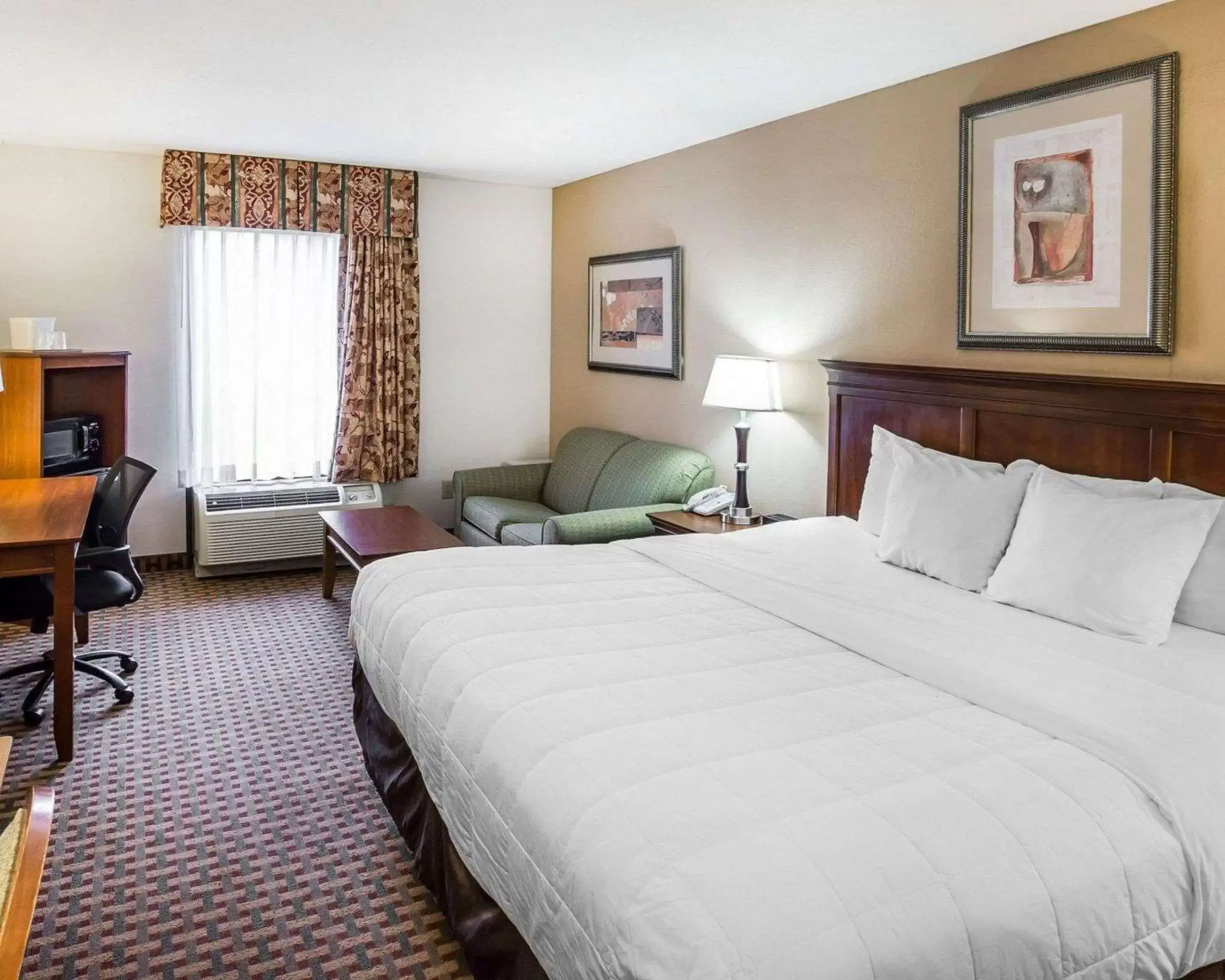 Photo of the whole room, Bed in Quality Inn & Suites Dawsonville