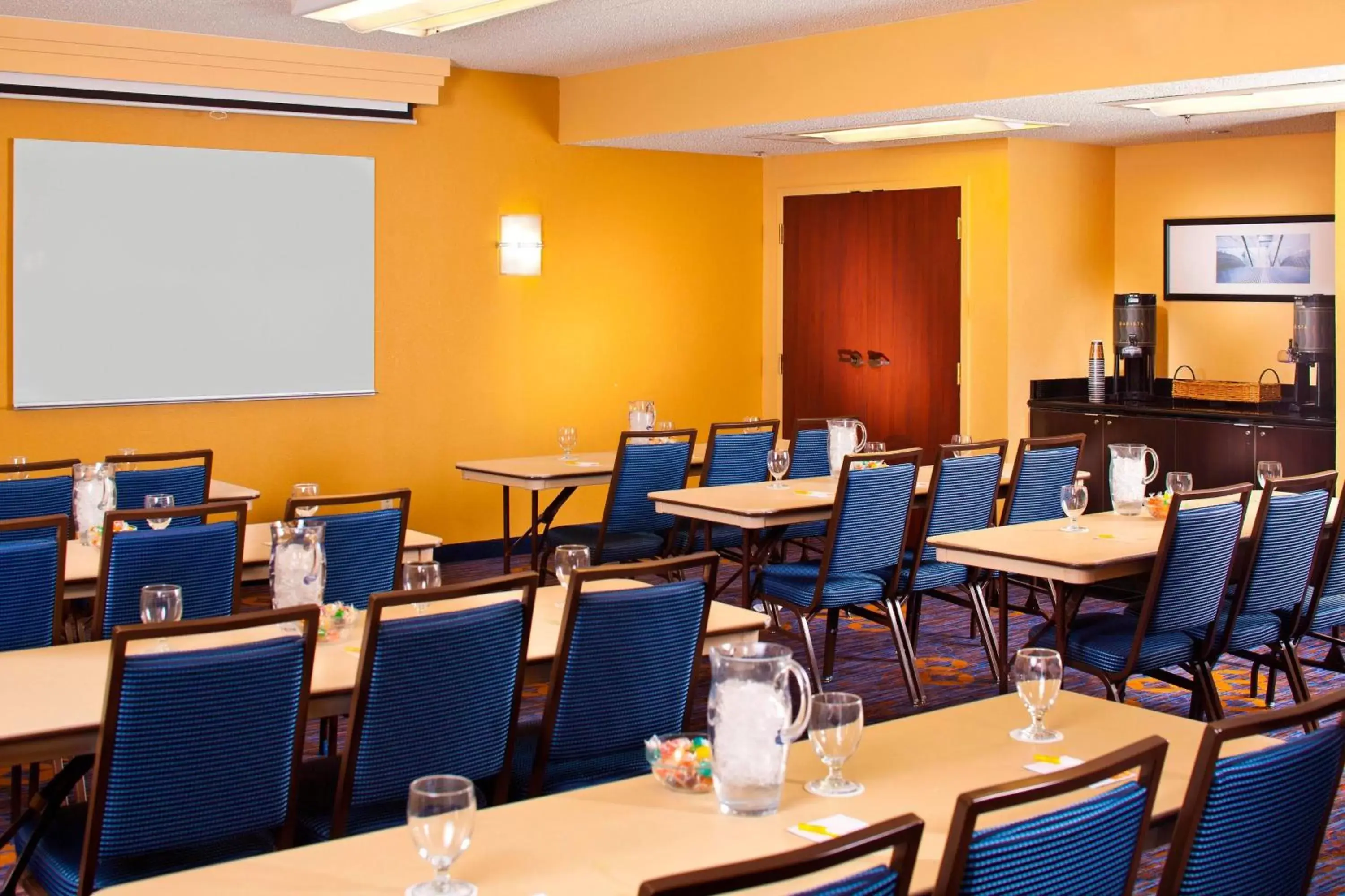Meeting/conference room in Courtyard by Marriott Little Rock West