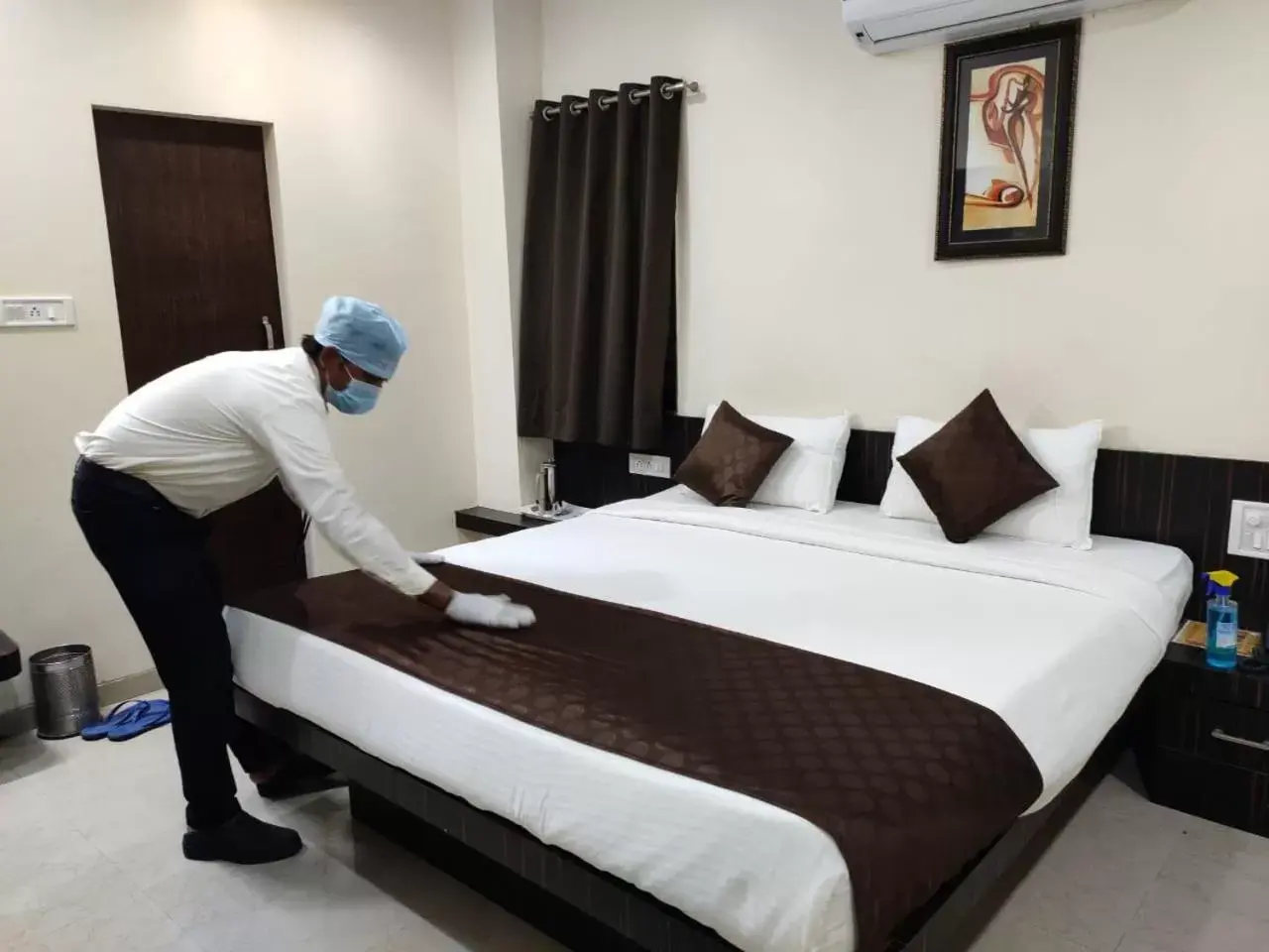 Guests, Bed in Hotel Avon International