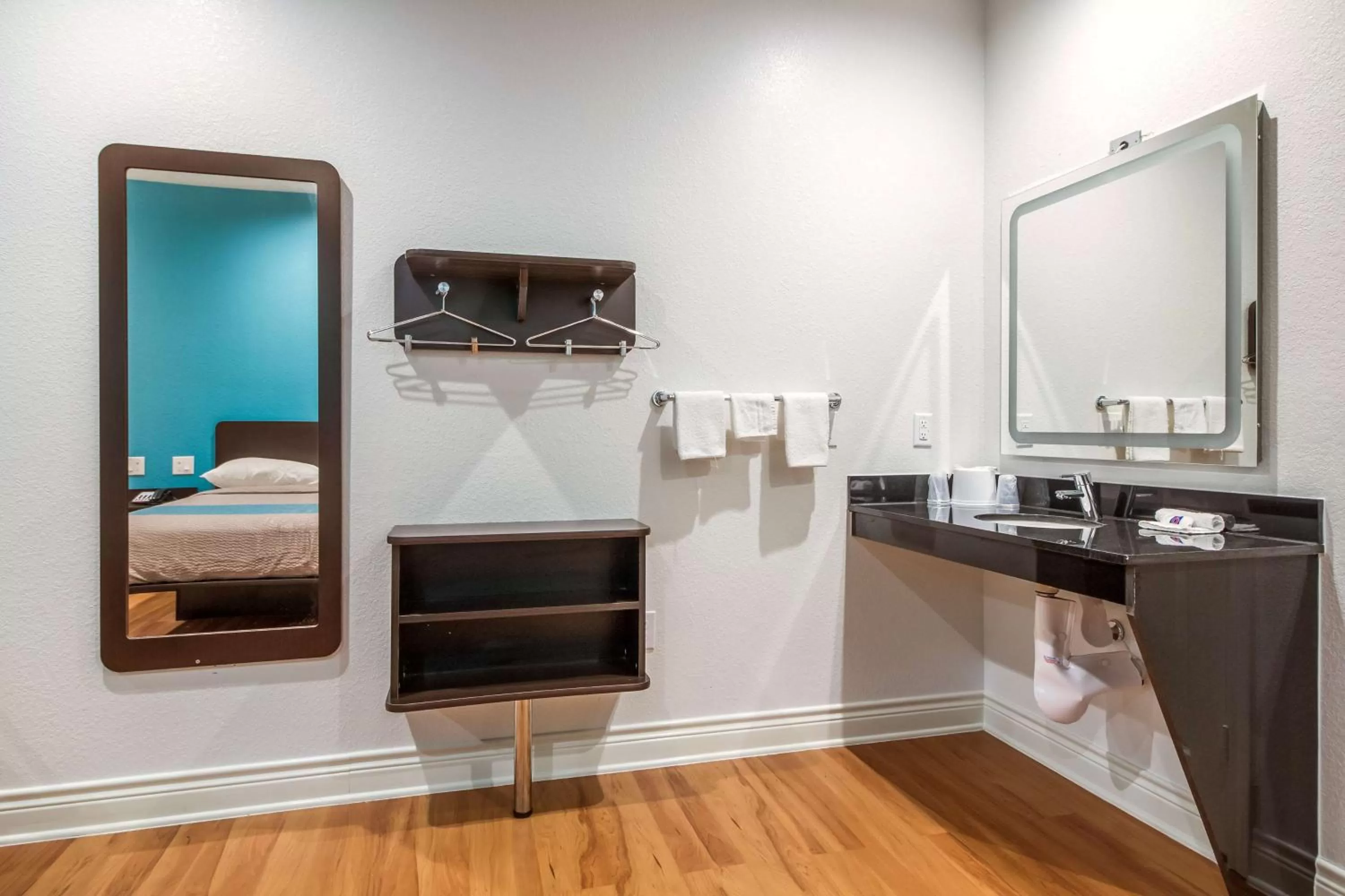 Bathroom, Bed in Motel 6-Houston, TX - North